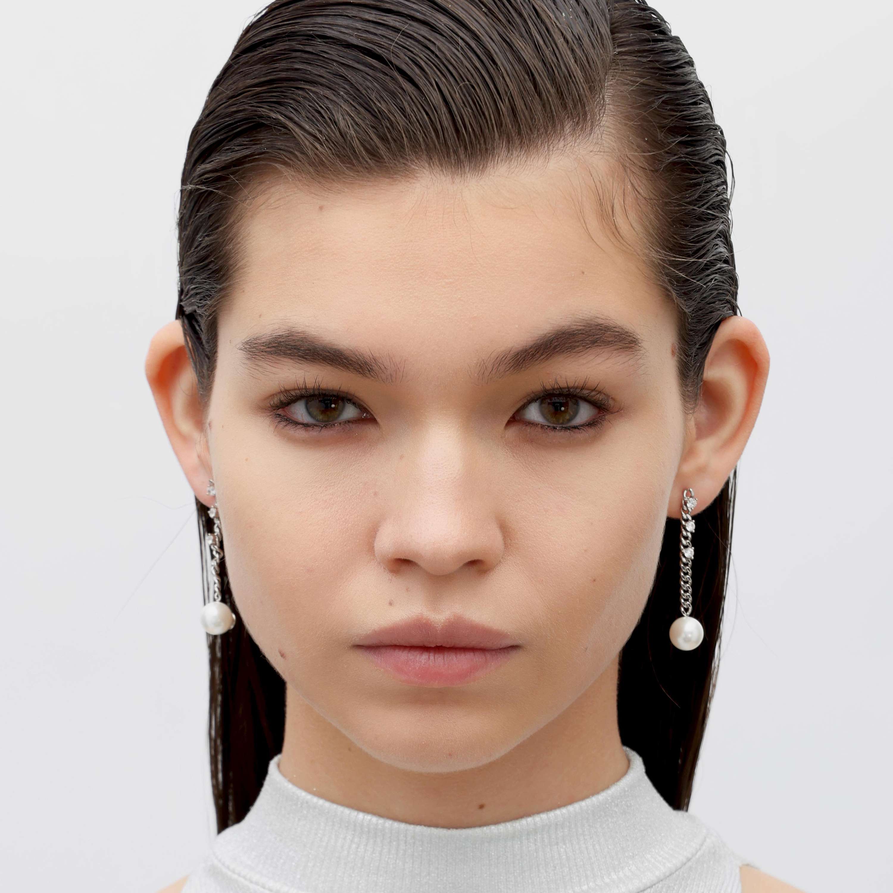 RSNY pearl soft chain earrings - RSNY R2167A 铜镀铑/银耳针 约19*22*10mm 通勤款简约造型/纯手工镶嵌技艺/优选精品级贝珠/轻量化品牌工艺