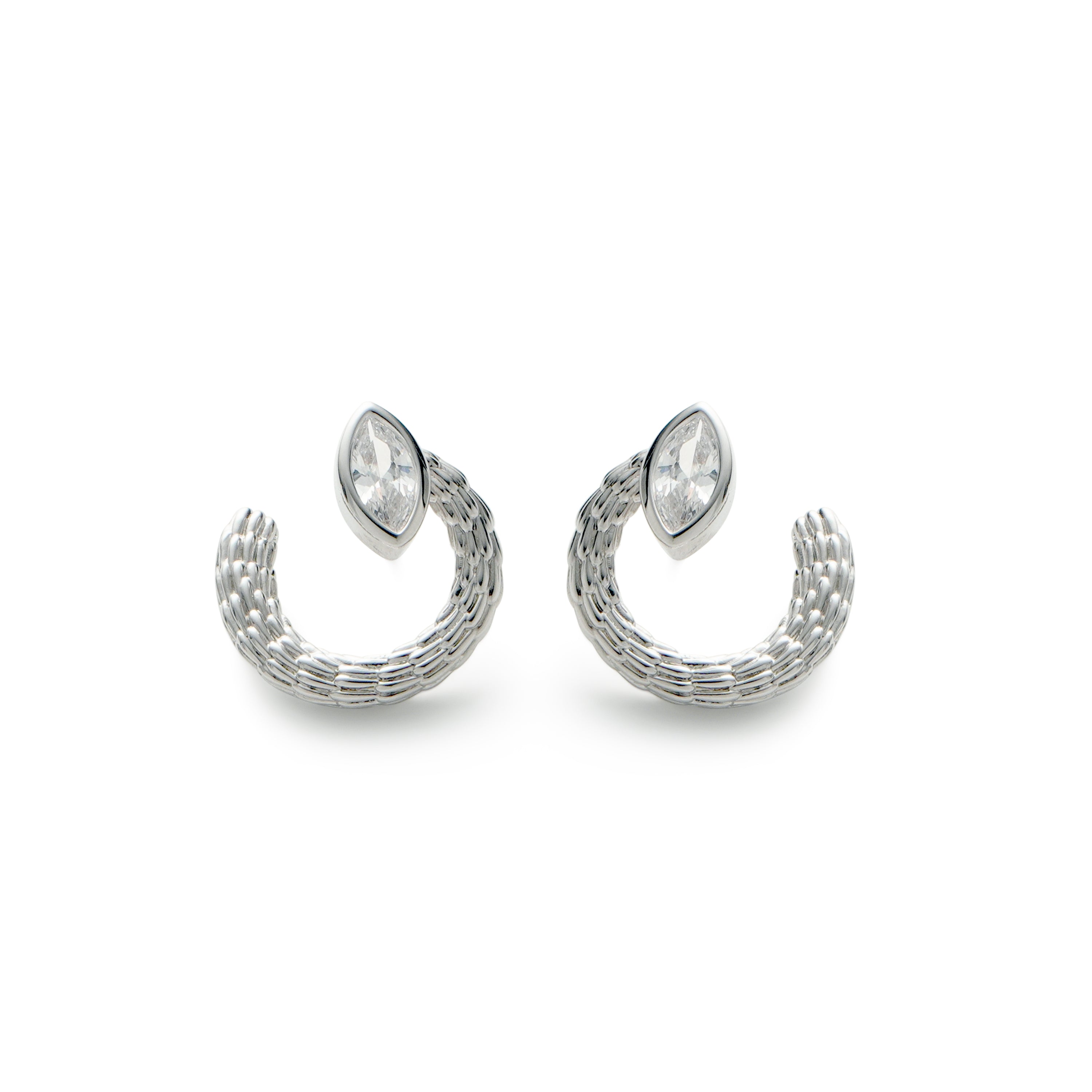 RSNY Vintage Textured Earrings - RSNY R2134A 铜镀铑/银耳针 约24*23*18mm 钻石纹设计元素/交错环几何造型/轻量化镂空工艺/精选优质仿钻石