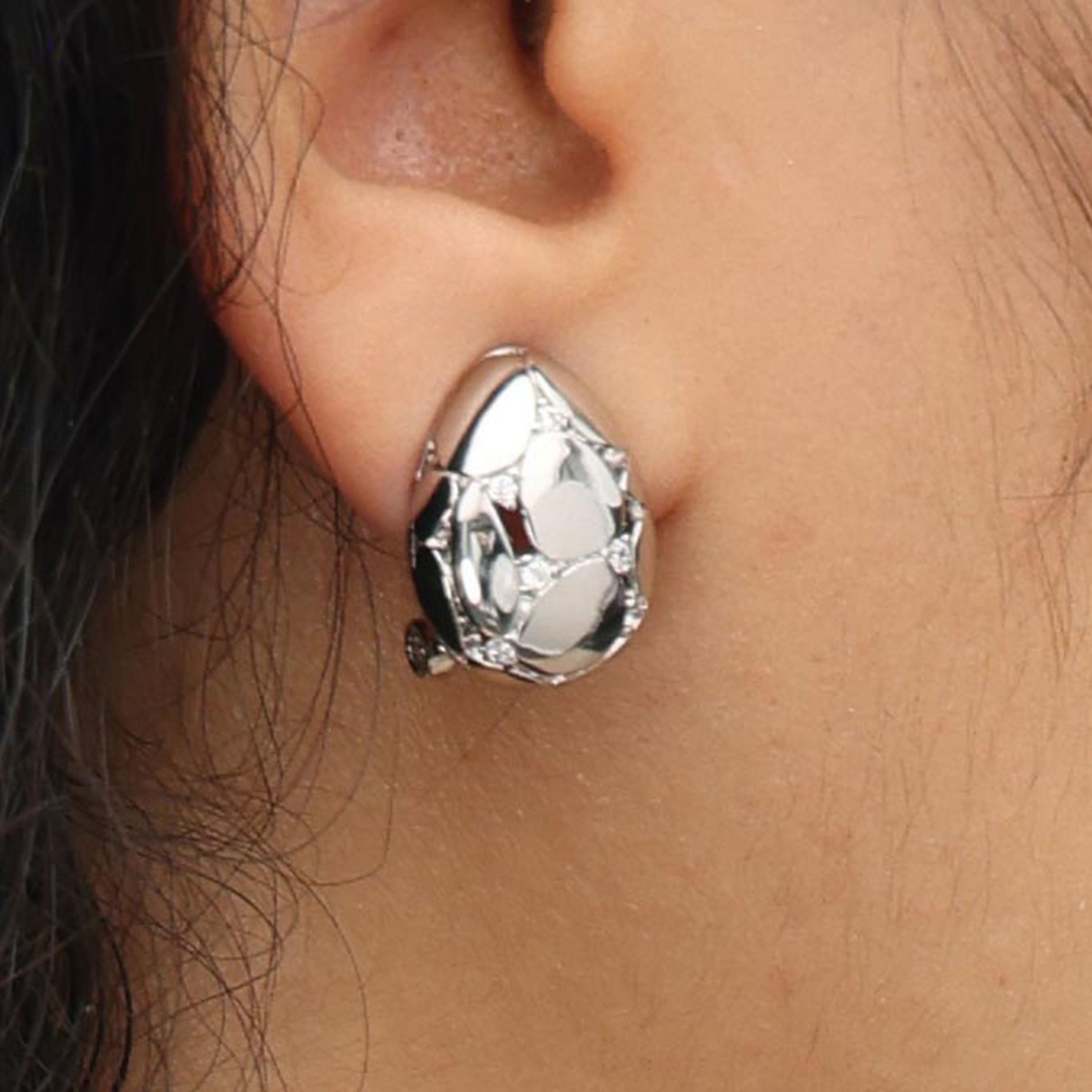 RSNY Diamond Stud Earrings - RSNY R2127A 铜镀铑/银耳针 约14*19*7mm 钻石型设计元素/通勤款几何造型/精致感细节处理/纯手工镶嵌技艺
