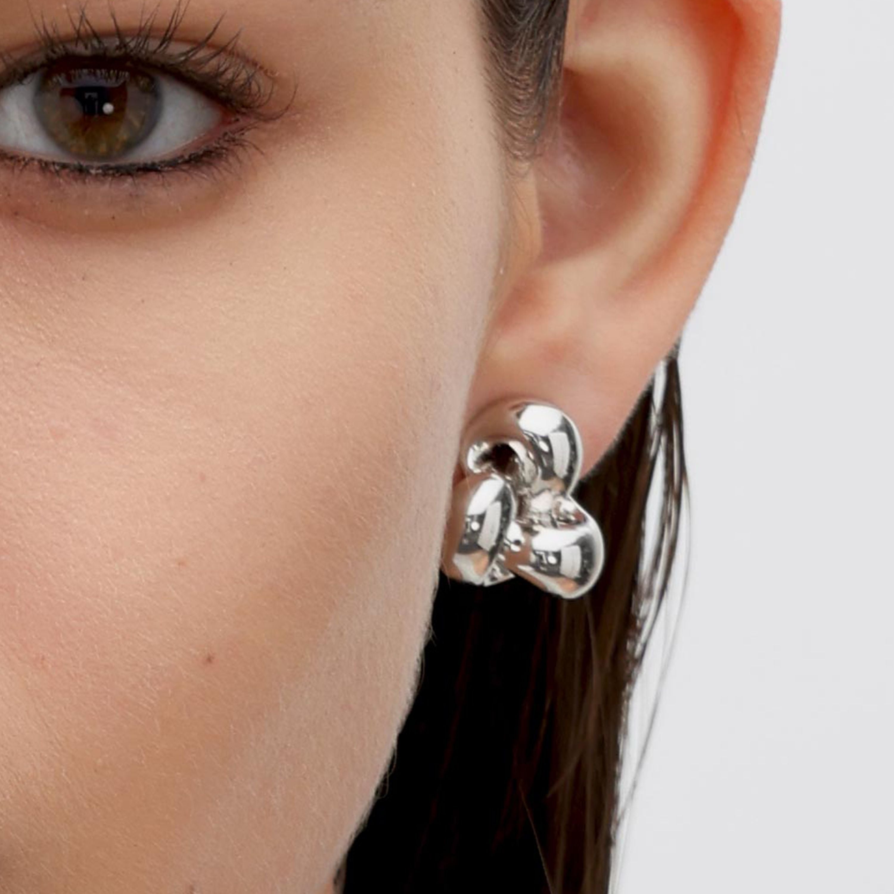 RSNY Geometric Stud Earrings - RSNY R2128A 铜镀铑/银耳针 约20*19*8mm 几何缠绕感元素/交错环几何造型/轻量化品牌工艺/高韧性弹簧耳扣