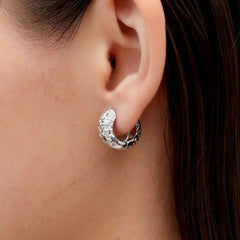 RSNY Diamond Textured Earrings - RSNY R2140A 铜镀铑/银耳针 约8*16*17mm 钻石纹设计元素/时尚感几何造型/镜面级精工抛光/纯银高品质耳针