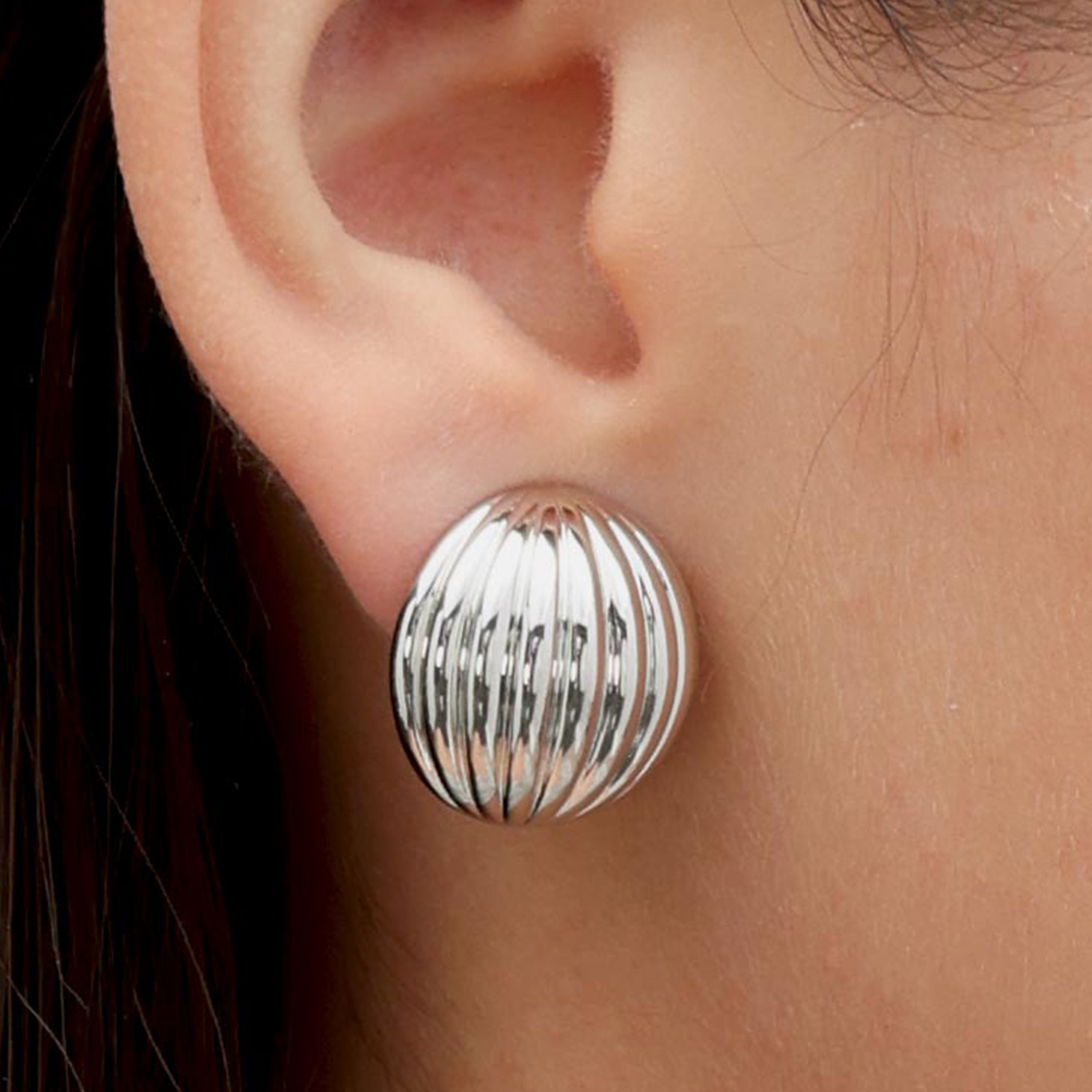RSNY Roman Ball Earrings - RSNY R2143A 铜镀铑/银耳针 约20*10*20mm 波纹感设计元素/半球体几何造型/精致感细节处理/钻石级精巧切面