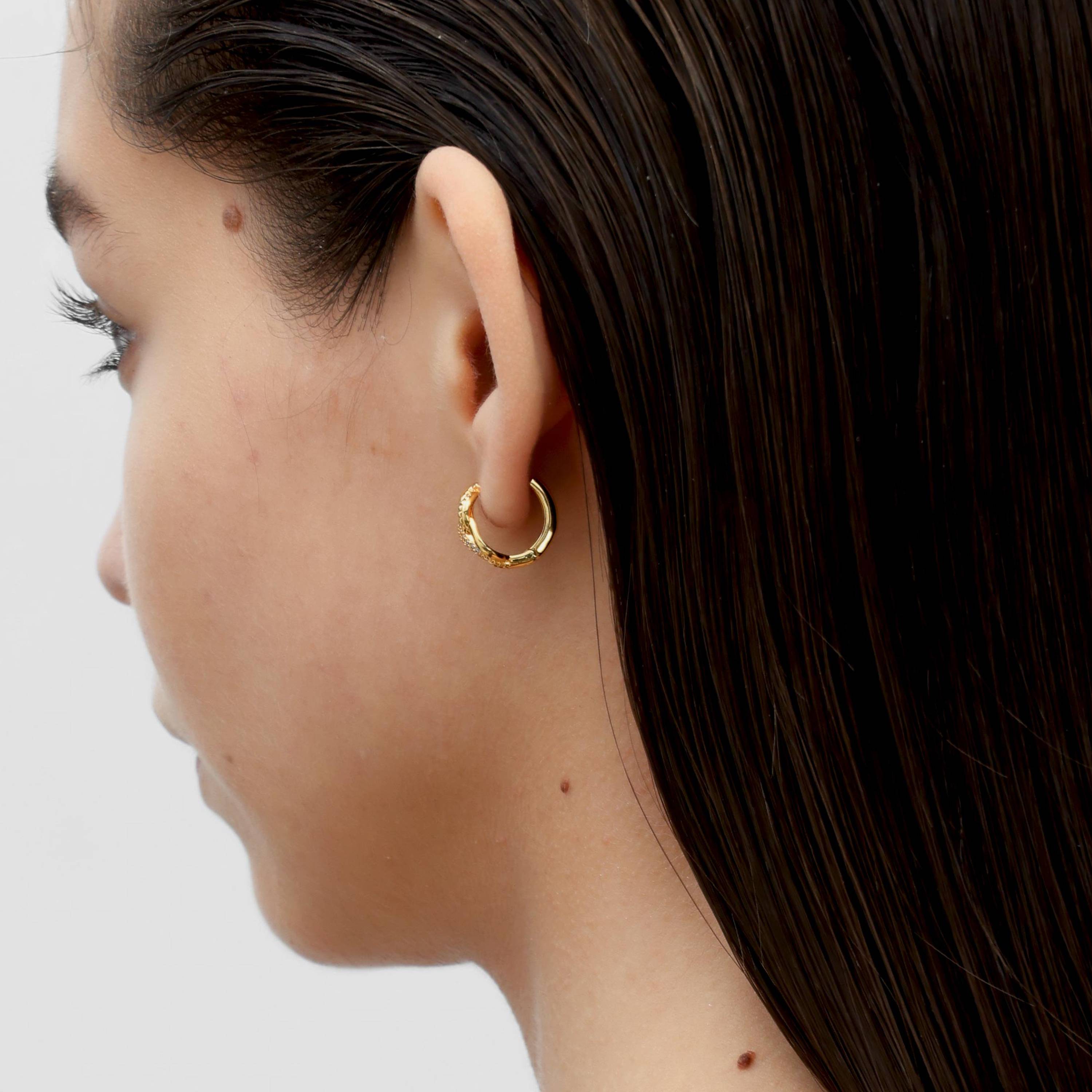 RSNY line shape earrings - RSNY R2108B 铜镀金/银耳针 约10*15*16mm 几何缠绕感元素/纯手工镶嵌技艺/马蹄环几何造型/纯银高品质耳针