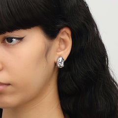 RSNY Diamond Stud Earrings - RSNY R2127A 铜镀铑/银耳针 约14*19*7mm 钻石型设计元素/通勤款几何造型/精致感细节处理/纯手工镶嵌技艺
