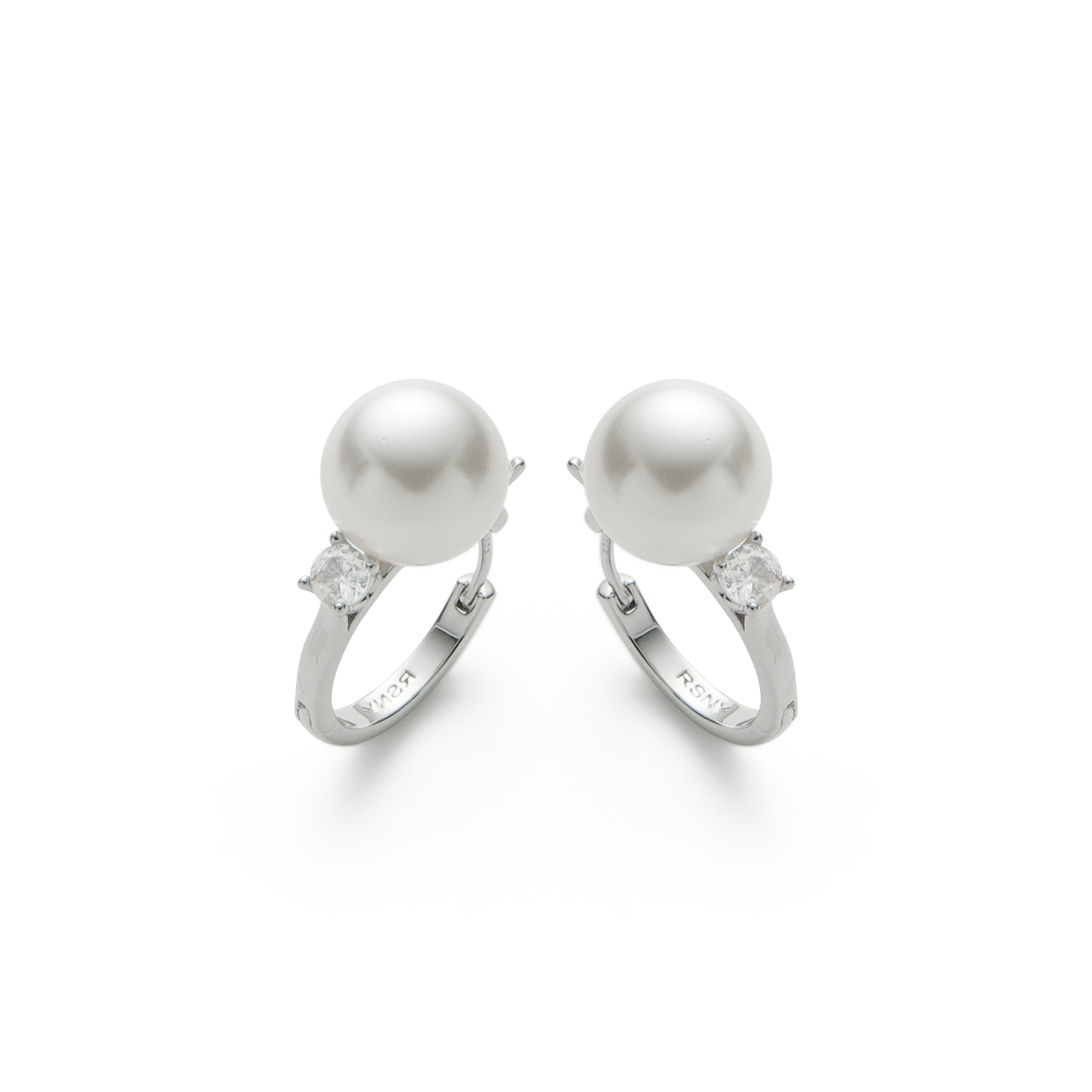 RSNY pearl ring earrings - RSNY R2163A 铜镀铑/银耳针 约19*31*12mm 立体感几何设计/钻戒式精巧造型/优选精品级贝珠/精致感细节处理