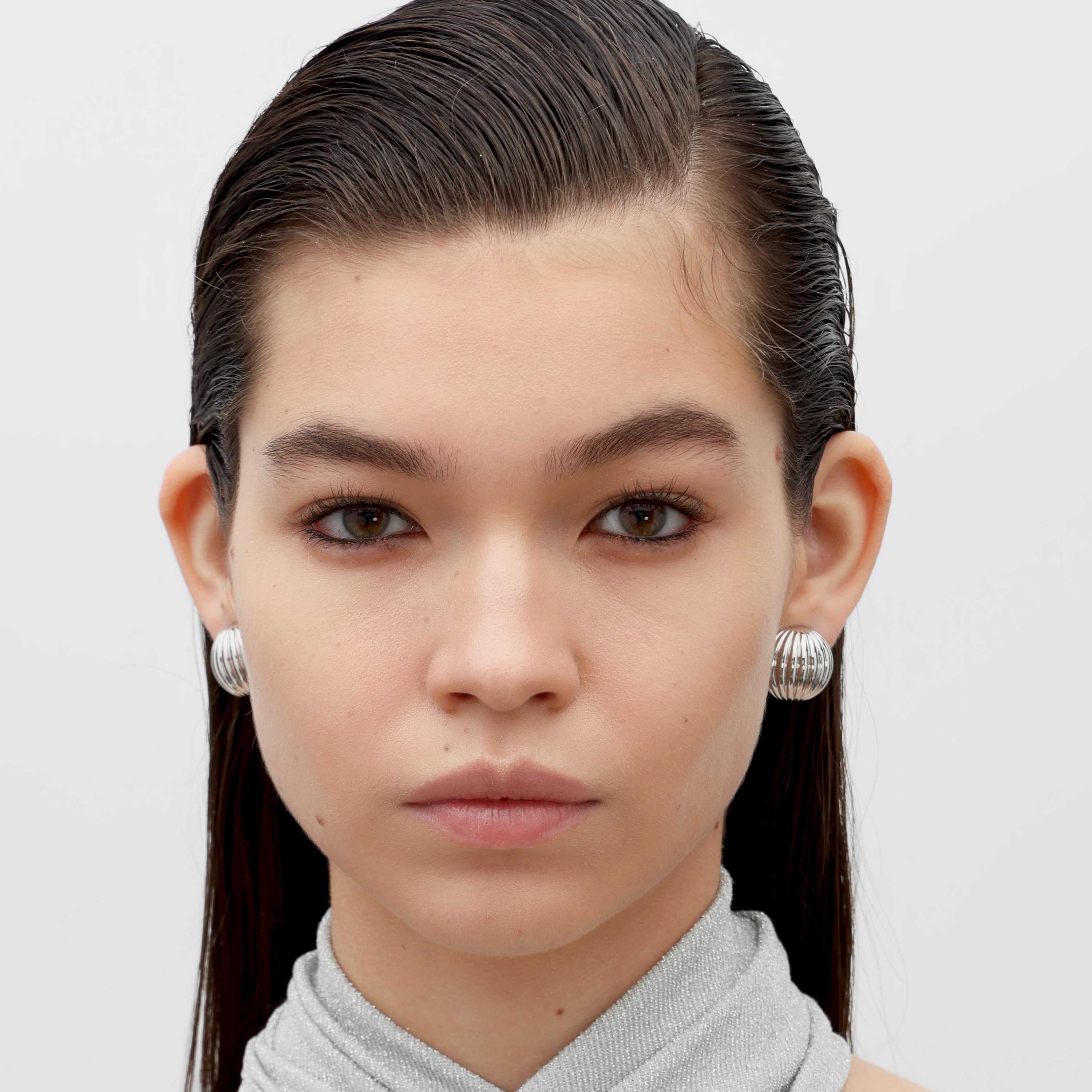 RSNY Roman Ball Earrings - RSNY R2143A 铜镀铑/银耳针 约20*10*20mm 波纹感设计元素/半球体几何造型/精致感细节处理/钻石级精巧切面