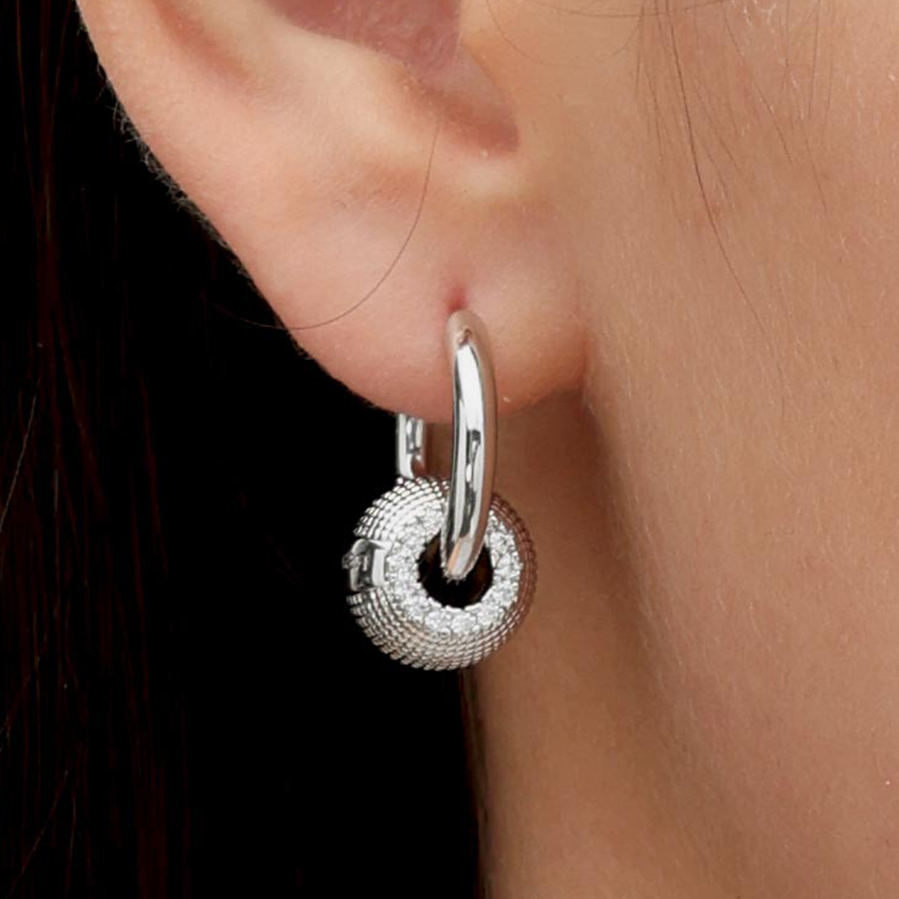 RSNY Diamond Textured Earrings - RSNY R2157A 铜镀铑/银耳针 约13*20*24mm 波点型设计元素/时尚感几何造型/纯银高品质耳针/精致感细节处理