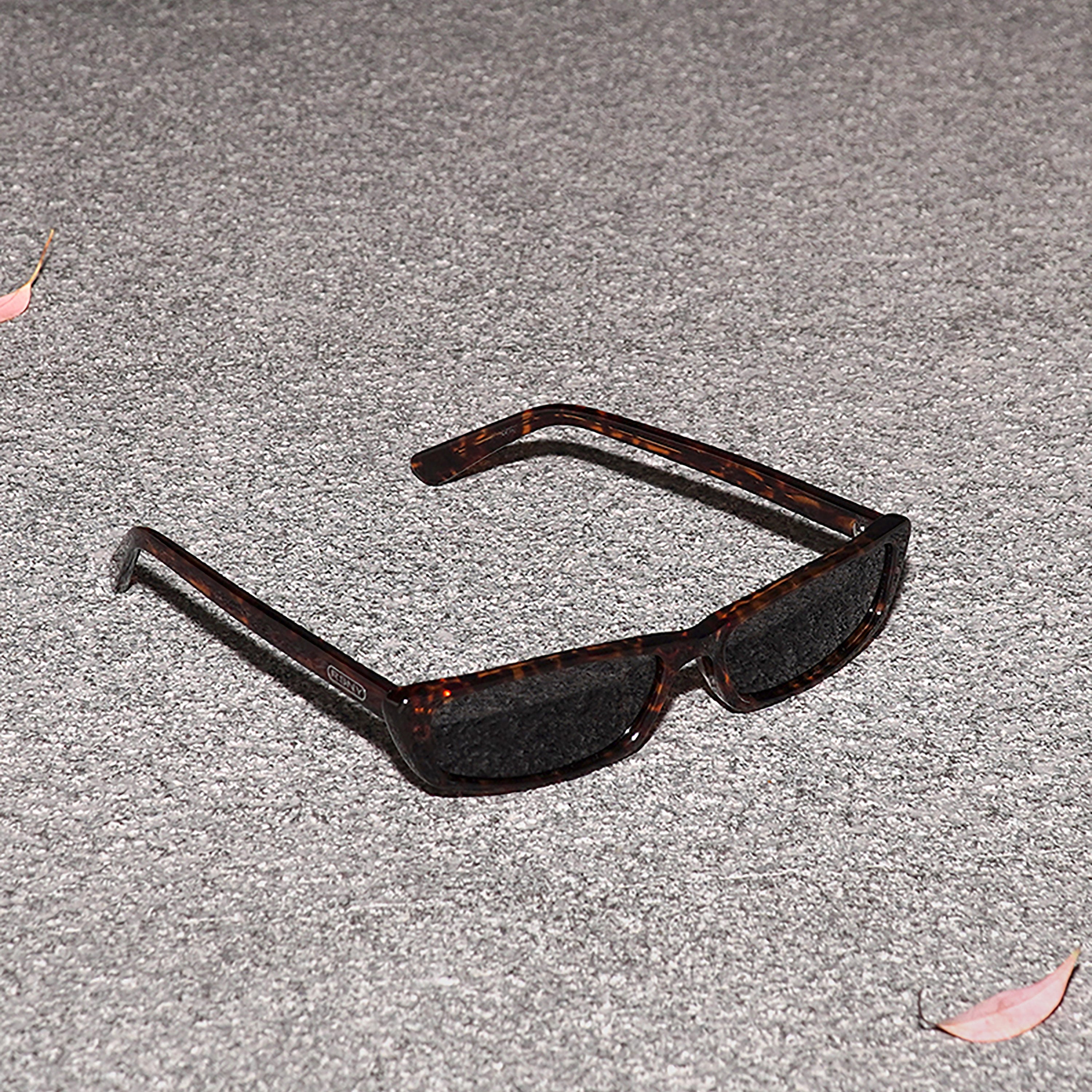 RSNY NP Sharp Blade Sunglasses - RSNY ·MJ0006B · Plate/nylon lenses · Frame width 145mm/temple length 145mm · Lens width 56mm/height 26mm · Unisex blade with extremely narrow frame design/0 touch metal logo/The darling of the top people in the fashion circle/Special black and brown tortoiseshell plate