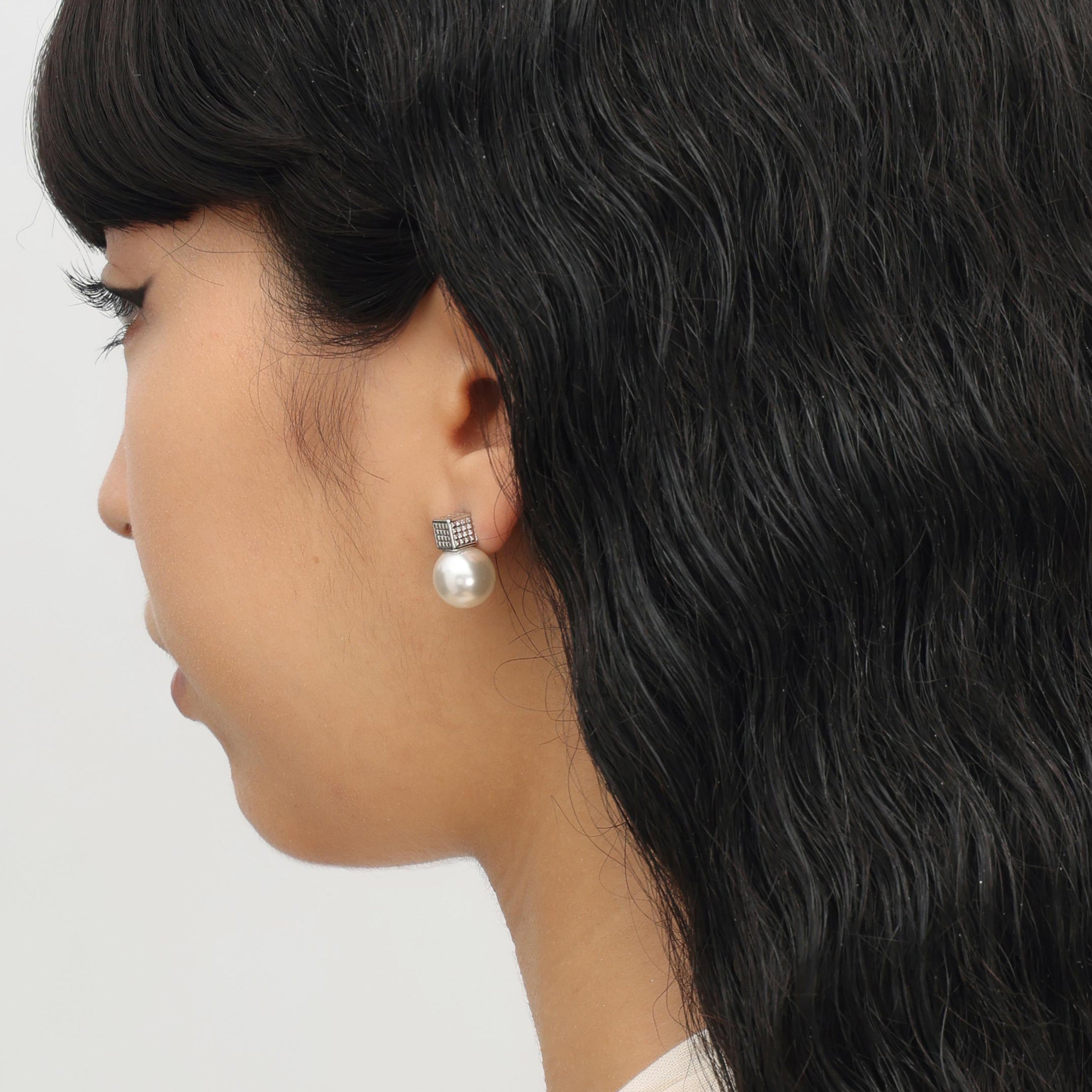RSNY Diamond Pearl Stud Earrings - RSNY R2064A Copper plated rhodium/S925 Tremella needle/bead/brand ear plug Weight: 8.2g Size: 18 * 12 * 12mm Diamond pattern design elements/preferred boutique beads/fashionable geometric modeling/mirror-level precision polishing/lightweight brand craftsmanship
