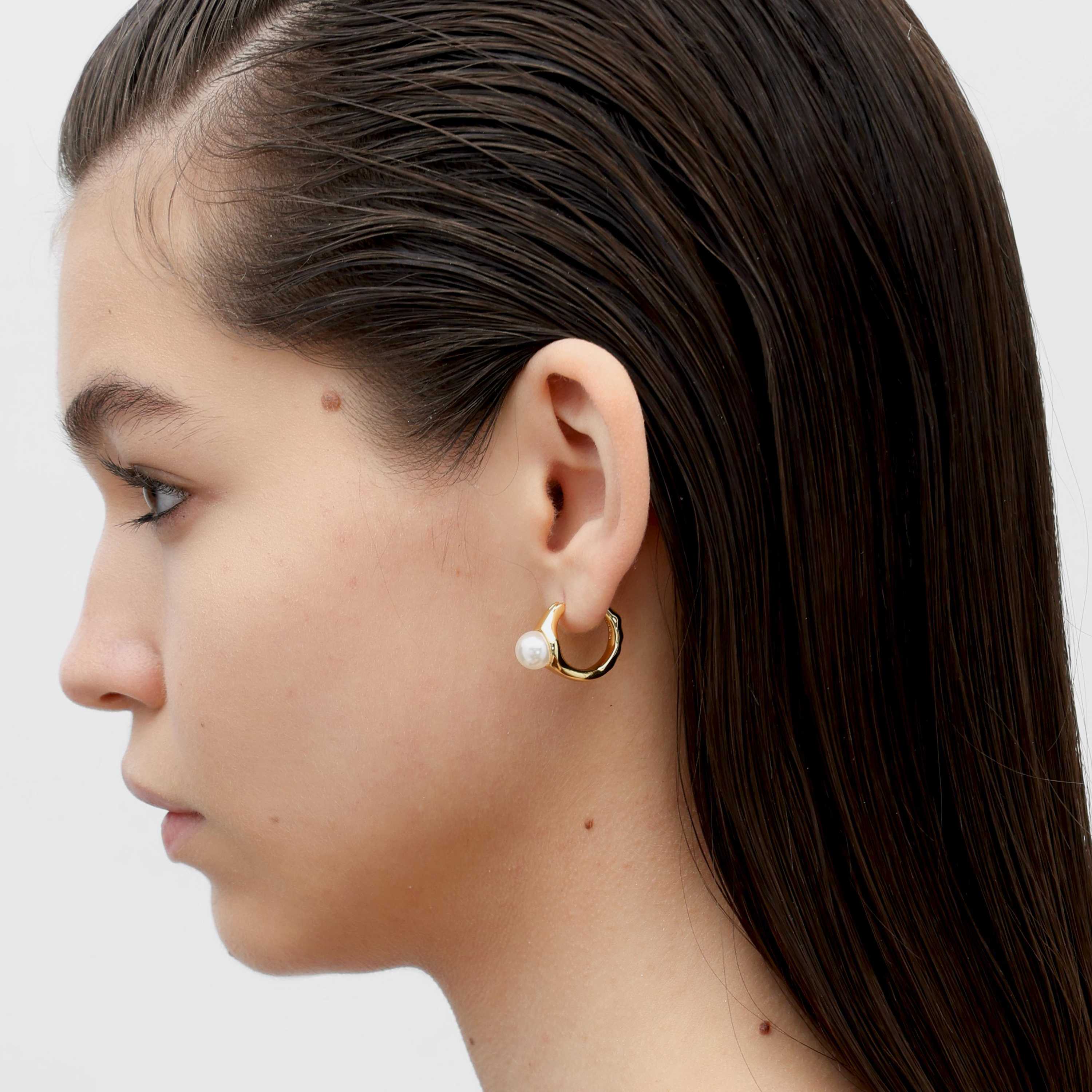 RSNY irregular pearl earrings - RSNY R2150B 铜镀金/银耳针 约9*18*25mm 不规则设计元素/时尚感几何造型/优选精品级贝珠/精致感细节处理