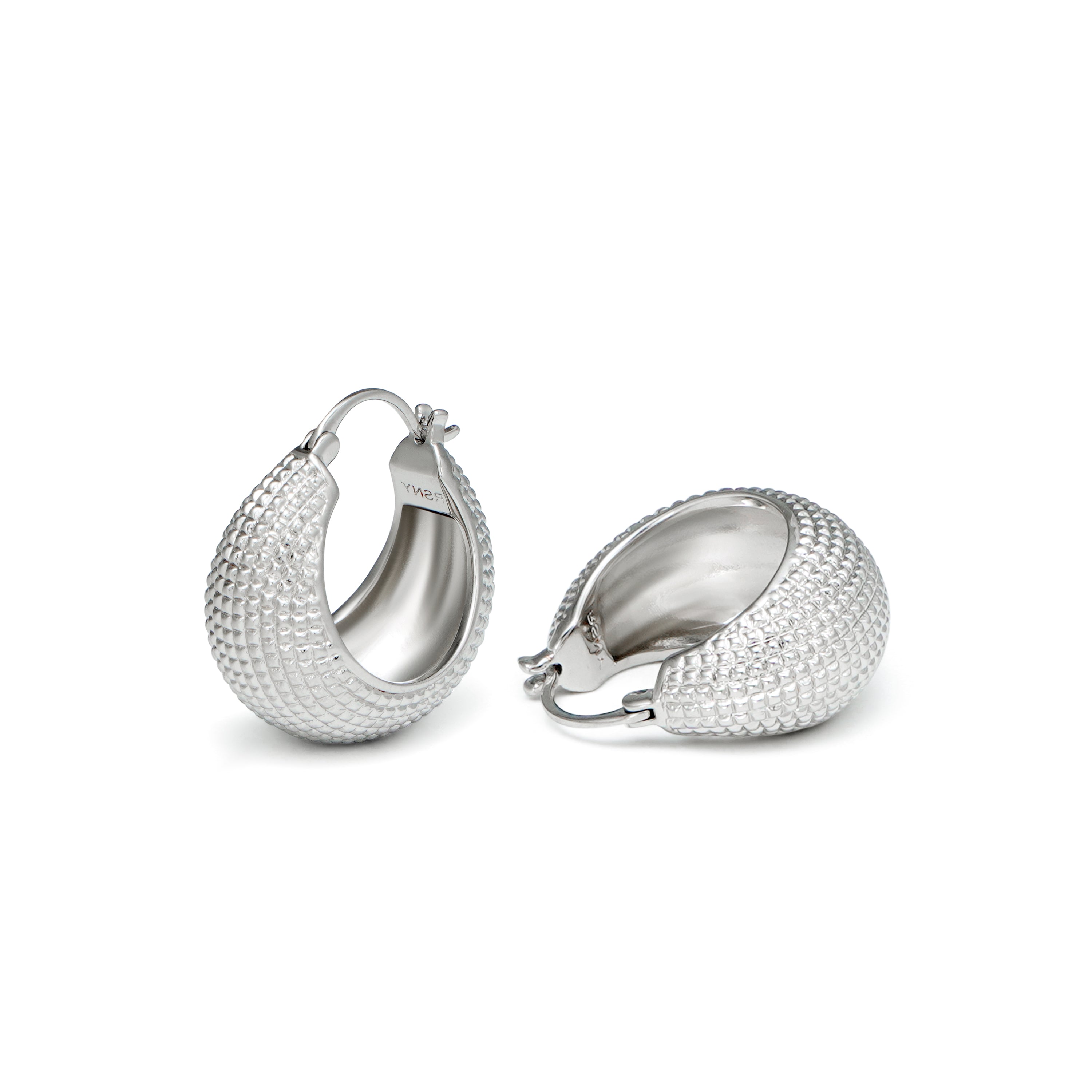 RSNY Diamond Geometric Earrings - RSNY R2080A copper rhodium plating Weight: 11g Size: 23 * 14 * 24mm Diamond pattern design elements/exquisite detail processing/fashionable geometric modeling/mirror-level precision polishing/lightweight brand craftsmanship
