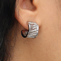 RSNY simple line earrings - RSNY R2124A 铜镀金/银耳针 约12*16*16mm 几何缠绕感元素/通勤款几何造型/镜面级精工抛光/轻量化品牌工艺
