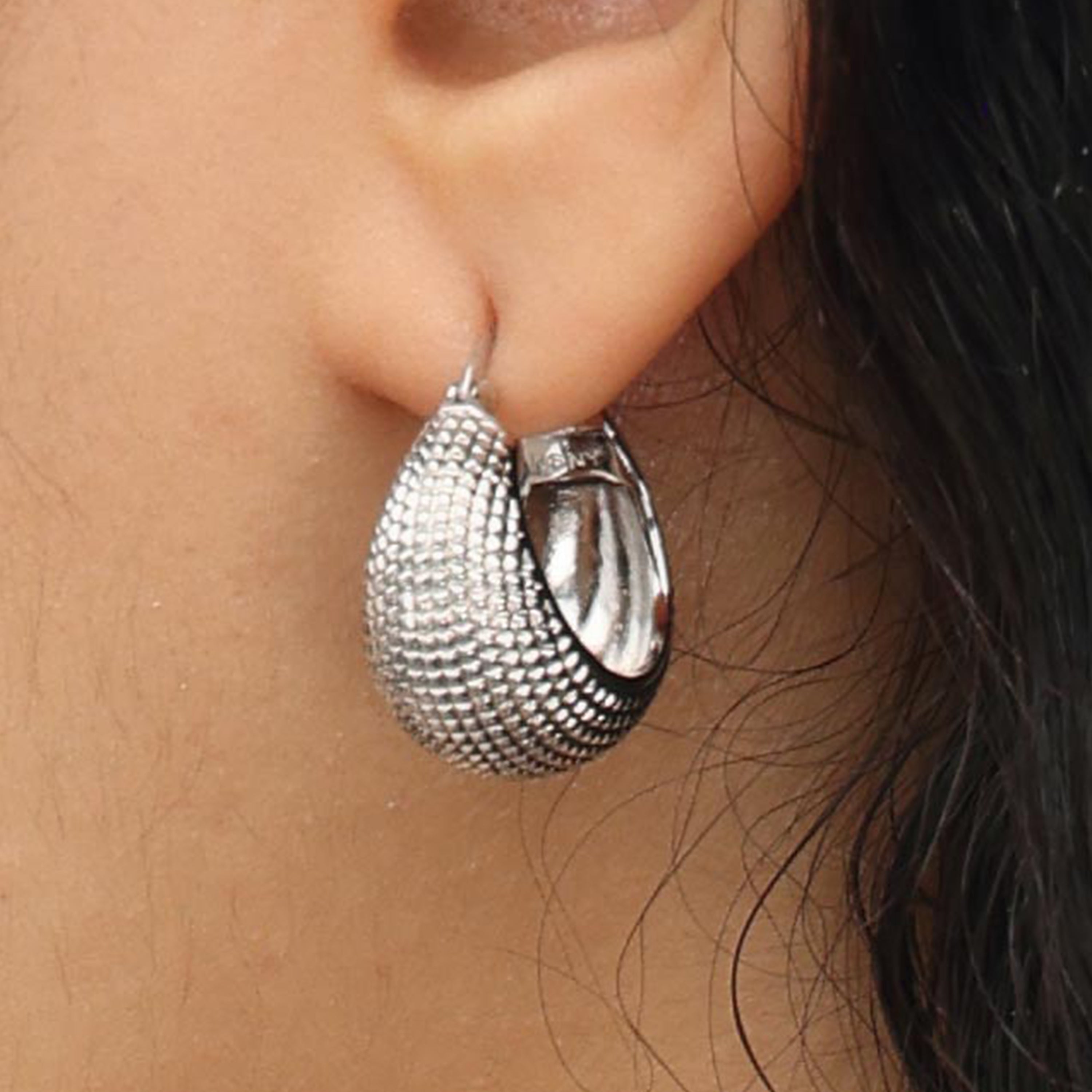 RSNY Diamond Geometric Earrings - RSNY R2080A copper rhodium plating Weight: 11g Size: 23 * 14 * 24mm Diamond pattern design elements/exquisite detail processing/fashionable geometric modeling/mirror-level precision polishing/lightweight brand craftsmanship