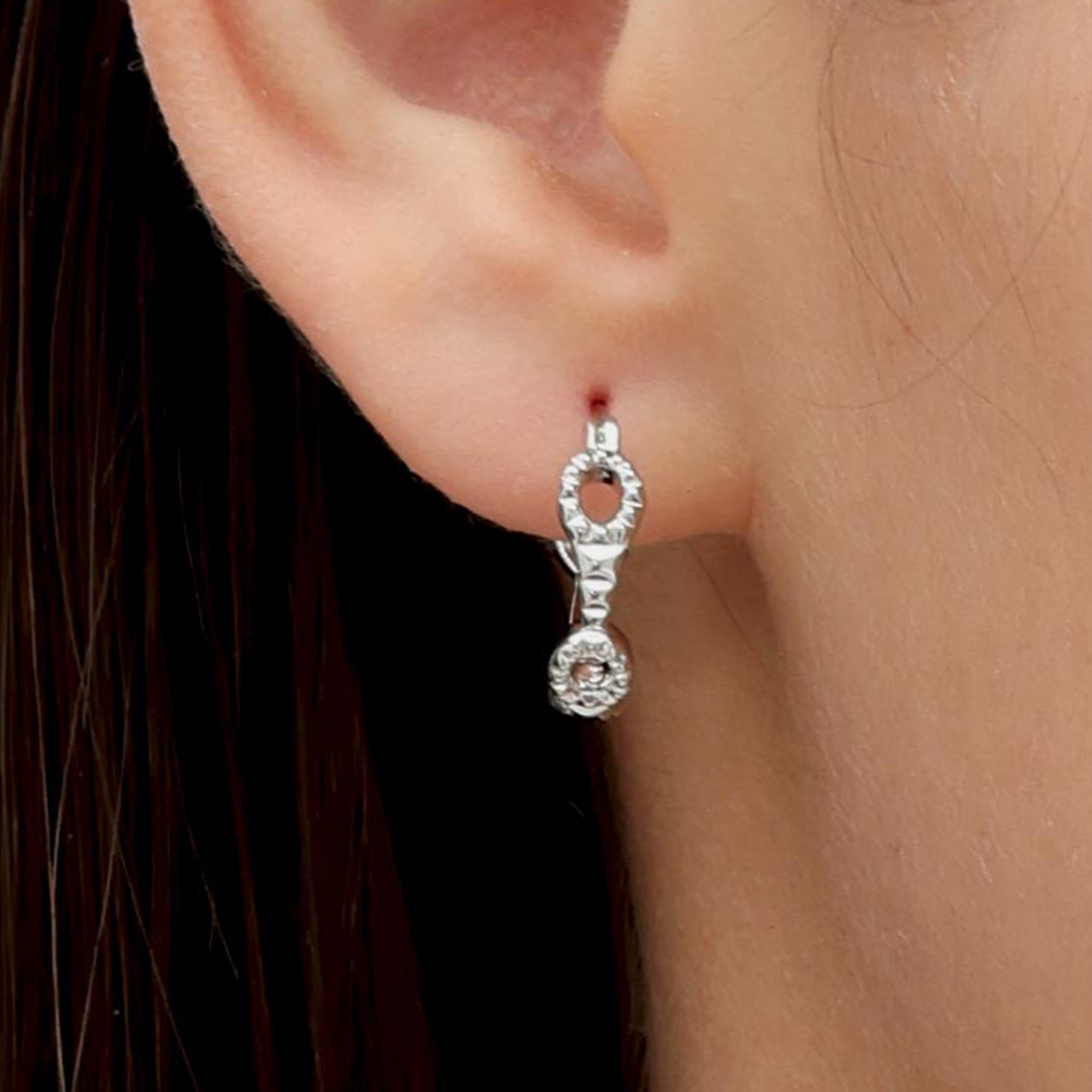 RSNY diamond pattern earrings - RSNY R2109A 铜镀铑/银耳针 约18*5*18mm 钻石纹设计元素/马蹄环几何造型/轻量化品牌工艺/精致感细节处理