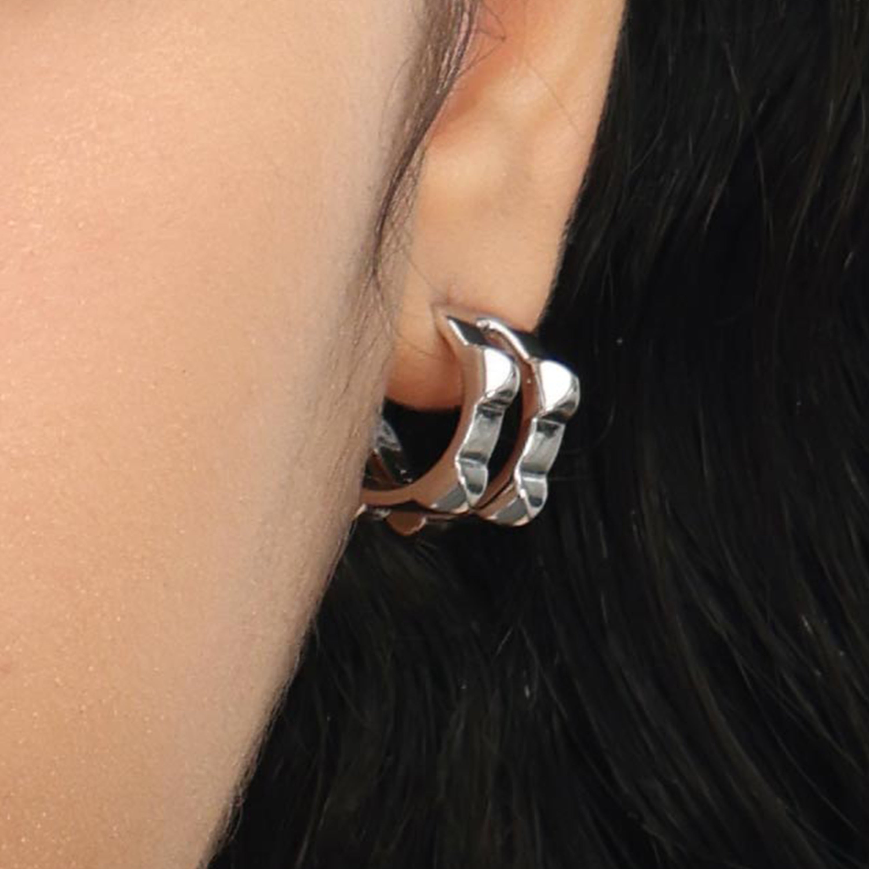 RSNY Diamond Textured Earrings - RSNY R2077A copper rhodium plating Weight: 7.2g Size: 14 * 12 * 17mm Diamond-grade delicate cut/exquisite detail processing/fashionable geometric modeling/mirror-grade Seiko polishing/lightweight brand craftsmanship