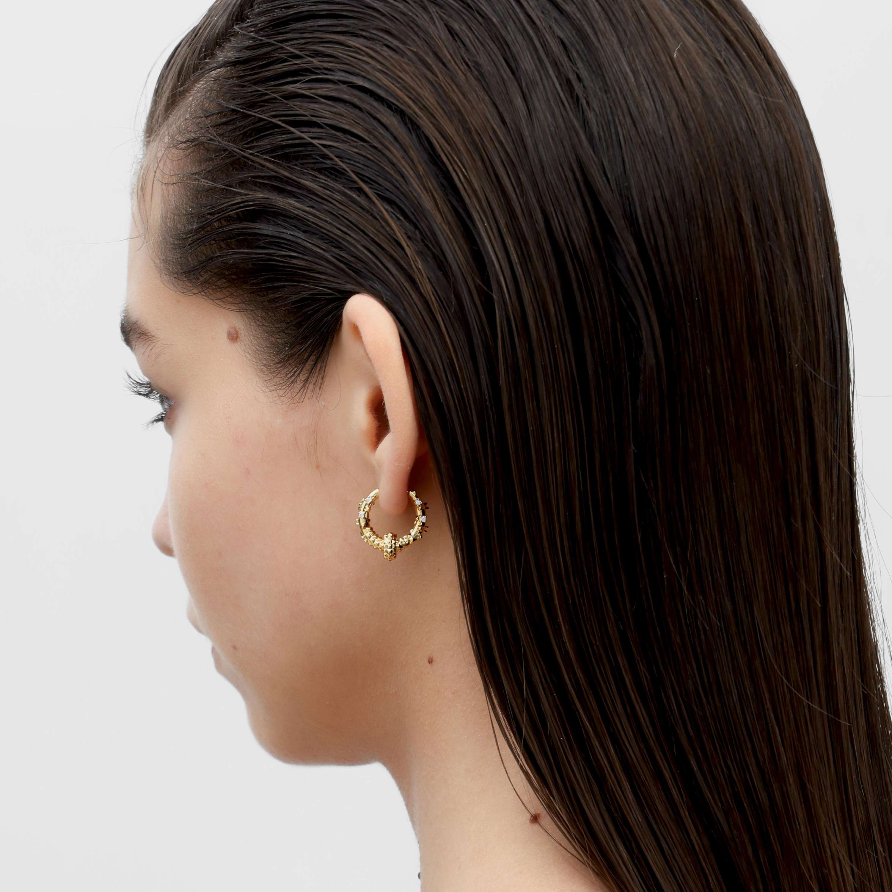 RSNY Diamond Textured Earrings - RSNY R2141B 铜镀金/银耳针 约8*20*20mm 钻石纹设计元素/时尚感几何造型/精选优质仿钻石/纯银高品质耳针