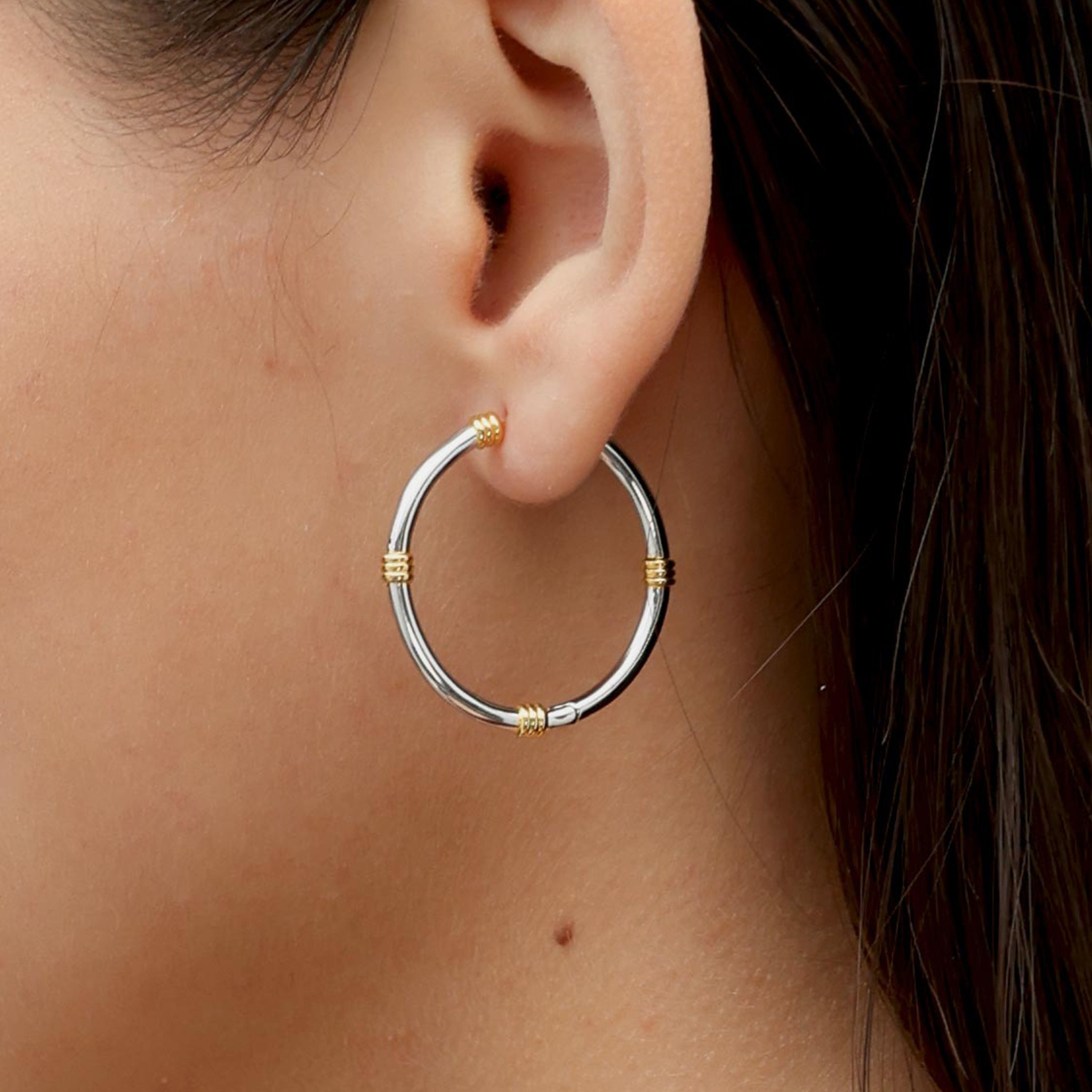 RSNY Simple Roman Earrings - RSNY R2137A 铜镀铑/银耳针 约3*31*31mm 时尚绕圈纹设计/双色奢品级电镀/几何感切面造型/精致感细节处理