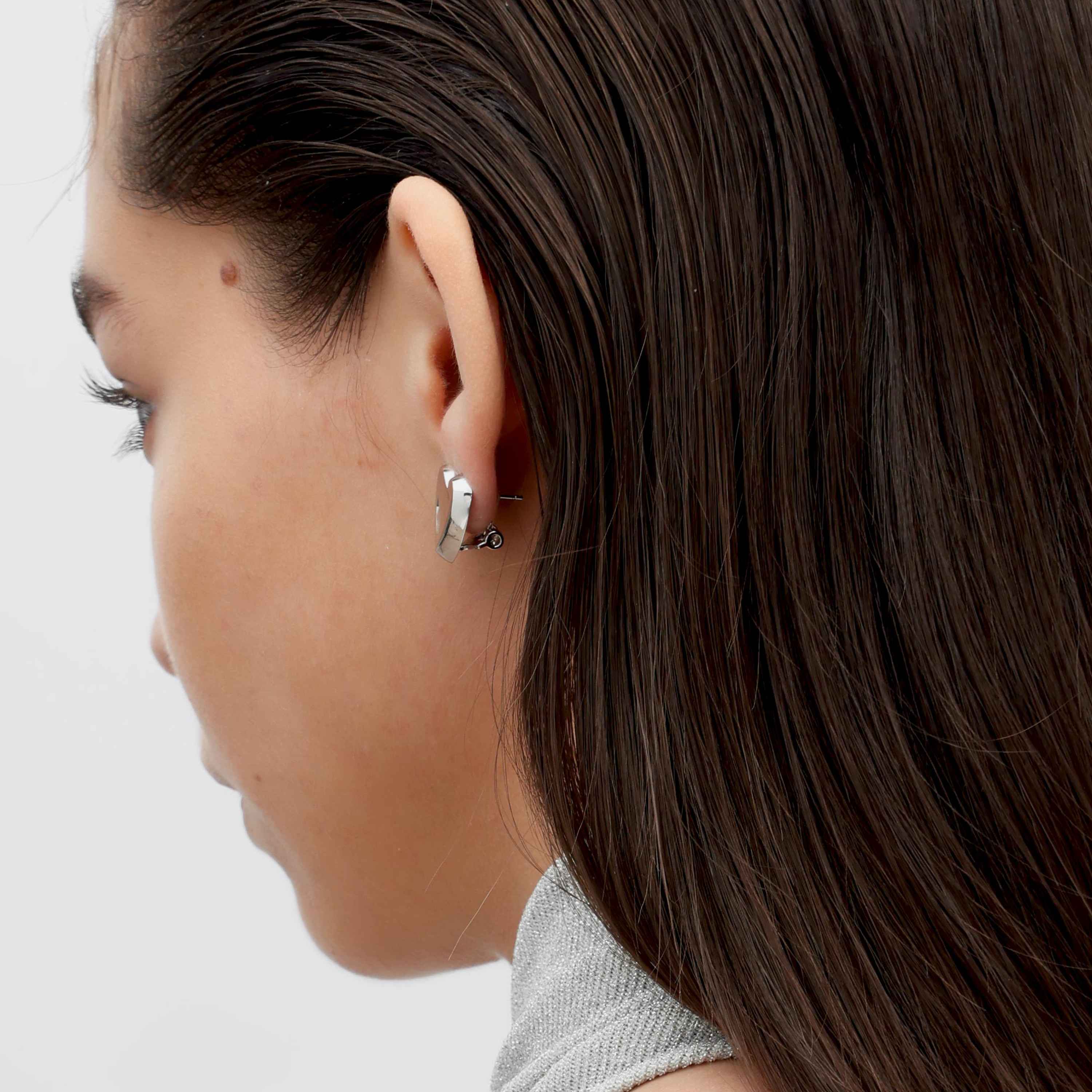 RSNY geometric love stud earrings - RSNY R2090A 铜镀铑/S925银耳针 重量:8.2g 约20*3*18mm 爱心型精巧切面/精致感细节处理/纯银高品质耳针/镜面级精工抛光/轻量化品牌工艺