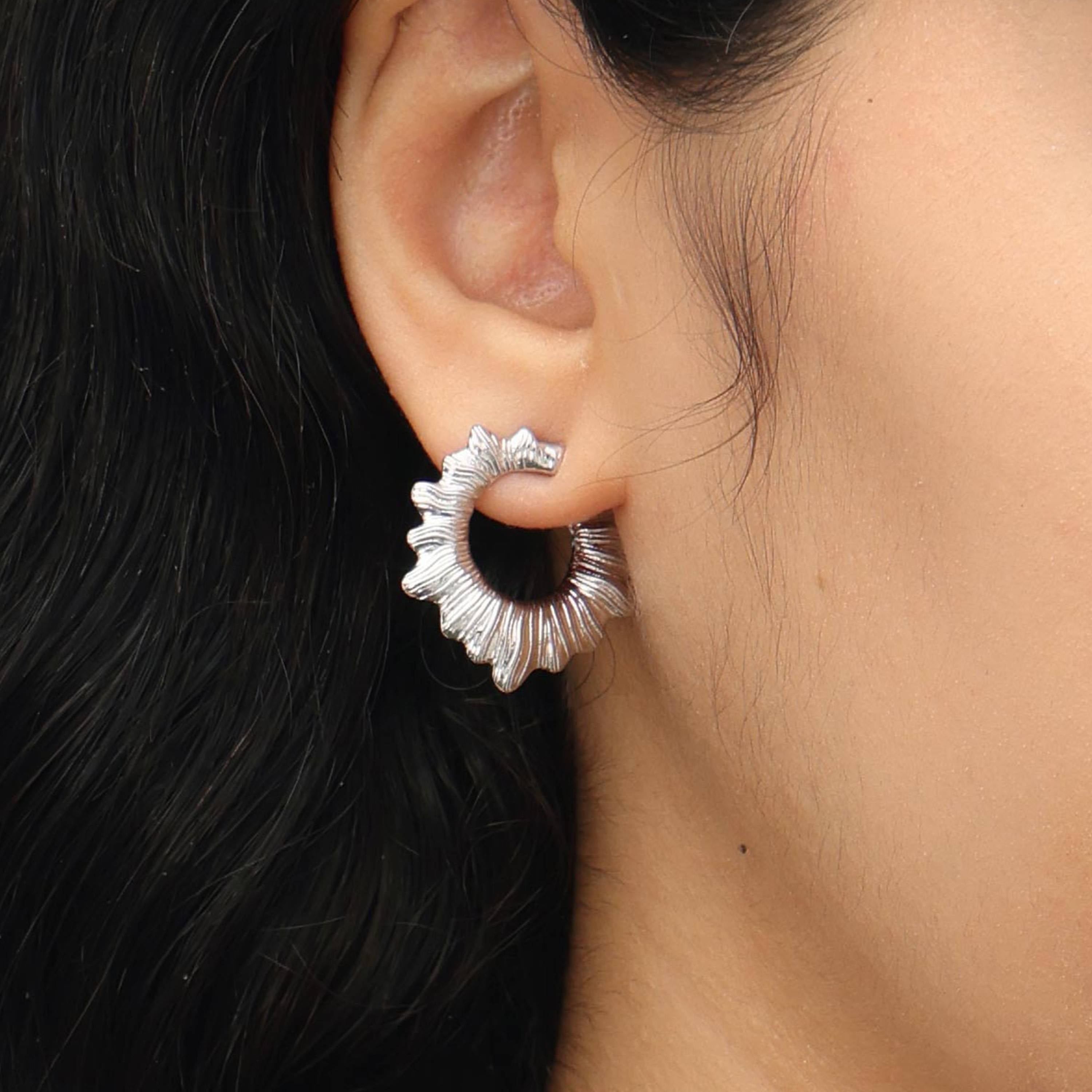 RSNY pleated earrings - RSNY R2089B 铜镀金/S925银耳针/品牌耳堵 重量:9.5g 尺寸:24*17*14mm 时尚绕圈纹设计/精致感细节处理/纯银高品质耳针/镜面级精工抛光/轻量化品牌工艺