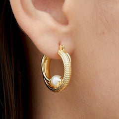 RSNY double pearl earrings - RSNY R2139B 铜镀金/银耳针 约6*22*23mm 钻石纹设计元素/时尚感几何造型/优选精品级贝珠/精致感细节处理