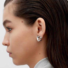 RSNY geometric love stud earrings - RSNY R2090A 铜镀铑/S925银耳针 重量:8.2g 尺寸:20*3*18mm 爱心型精巧切面/精致感细节处理/纯银高品质耳针/镜面级精工抛光/轻量化品牌工艺