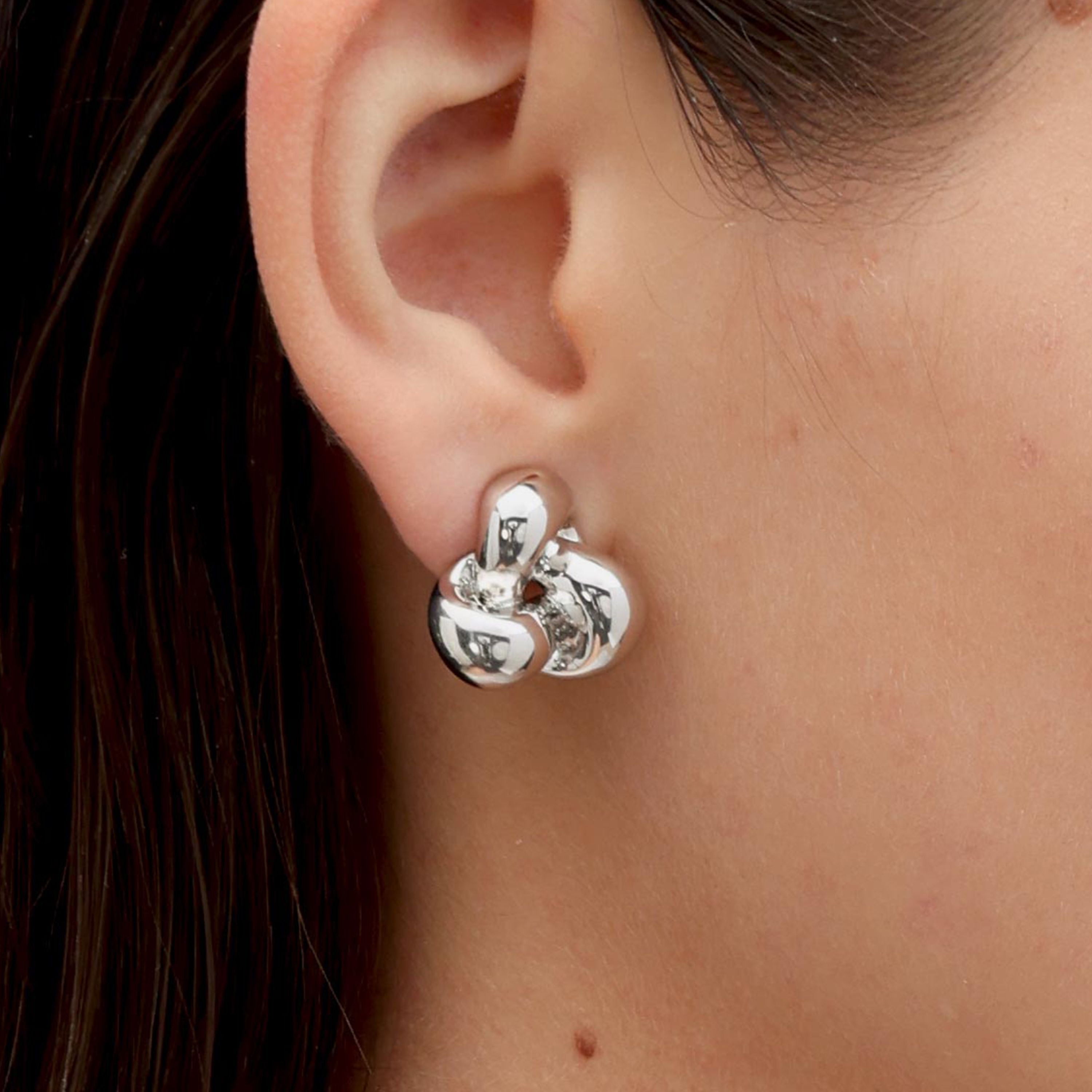 RSNY Geometric Stud Earrings - RSNY R2128A 铜镀铑/银耳针 约20*19*8mm 几何缠绕感元素/交错环几何造型/轻量化品牌工艺/高韧性弹簧耳扣