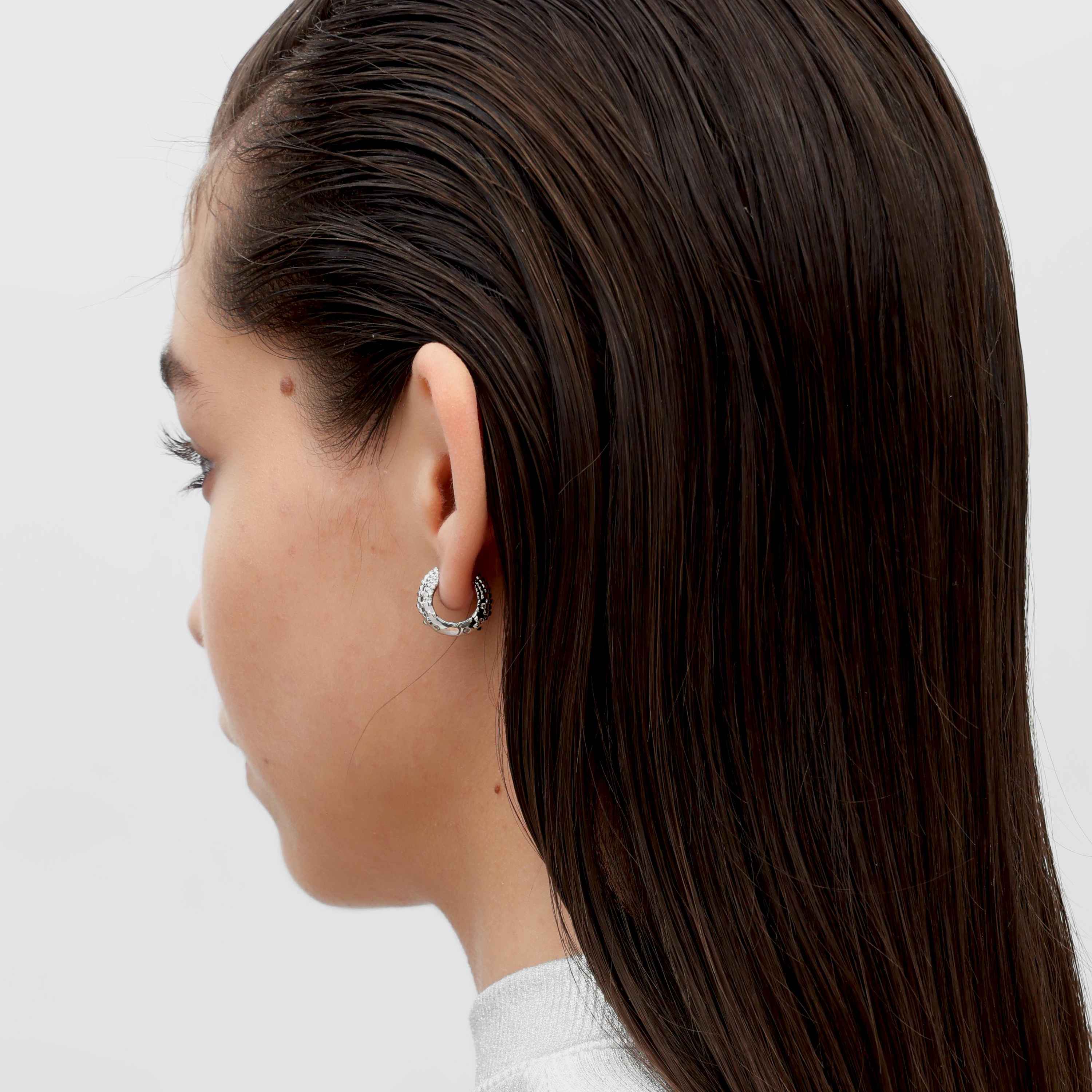 RSNY Diamond Textured Earrings - RSNY R2140A 铜镀铑/银耳针 约8*16*17mm 钻石纹设计元素/时尚感几何造型/镜面级精工抛光/纯银高品质耳针