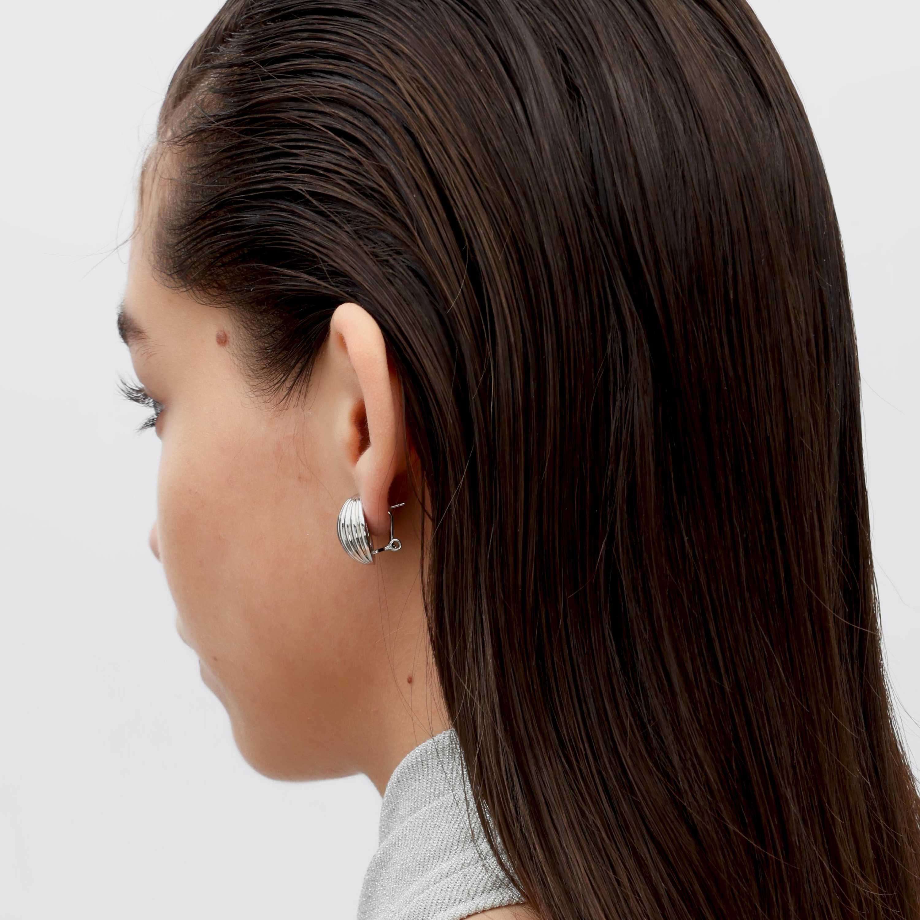 RSNY Roman Ball Earrings - RSNY R2143A 铜镀铑/银耳针 约20*10*20mm 波纹感设计元素/半球体几何造型/精致感细节处理/钻石级精巧切面