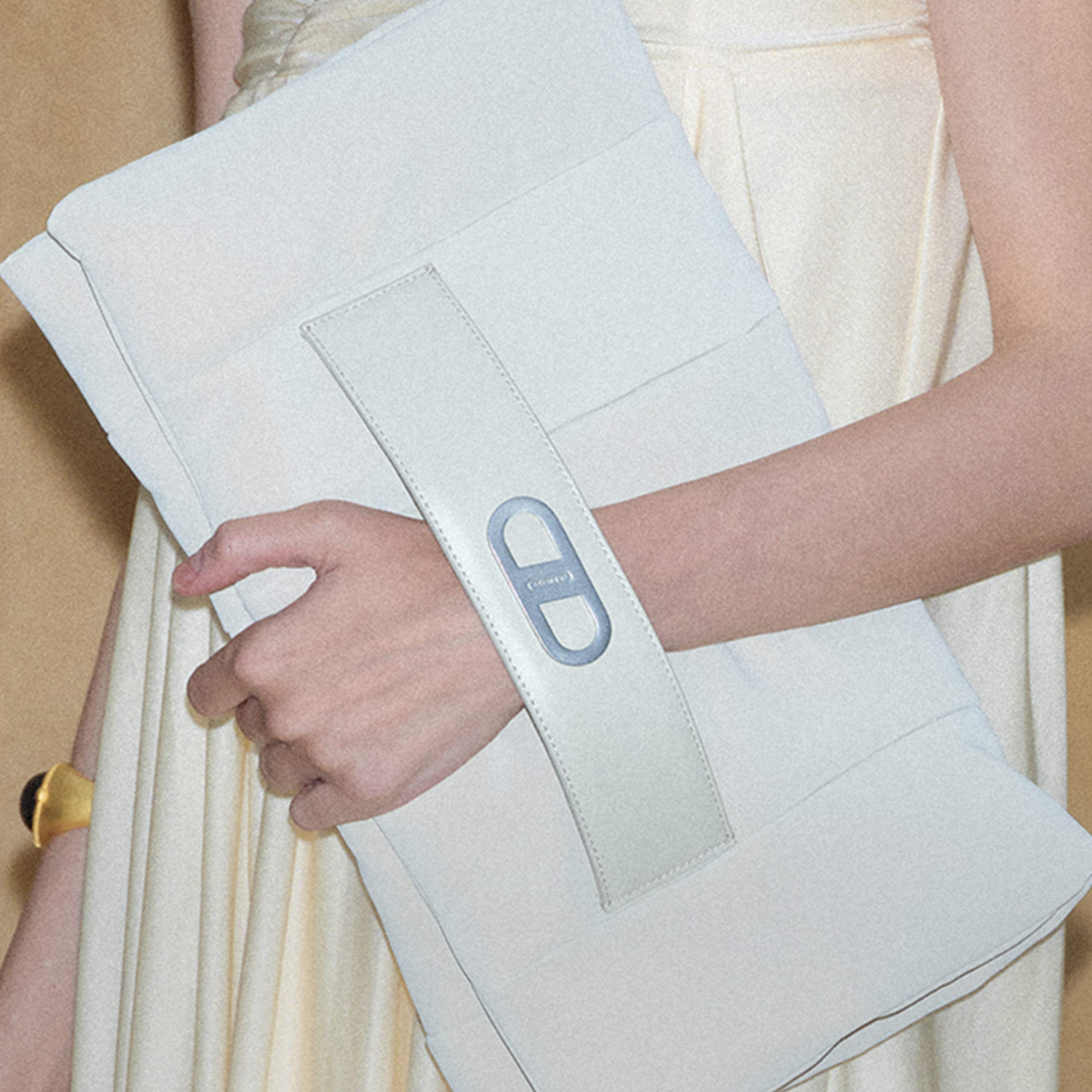 RSNY Nappy Nappy Cloud Clutch Bag - RSNY Length 38 * Width 6 * Height 25cm cow leather, super tactile leather fabric, iconic metal LOGO decoration, main mezzanine, light feel, flip design, genuine leather intervention design