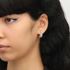 RSNY line shape earrings - RSNY R2108A 铜镀铑/银耳针 约10*15*16mm 几何缠绕感元素/纯手工镶嵌技艺/马蹄环几何造型/纯银高品质耳针