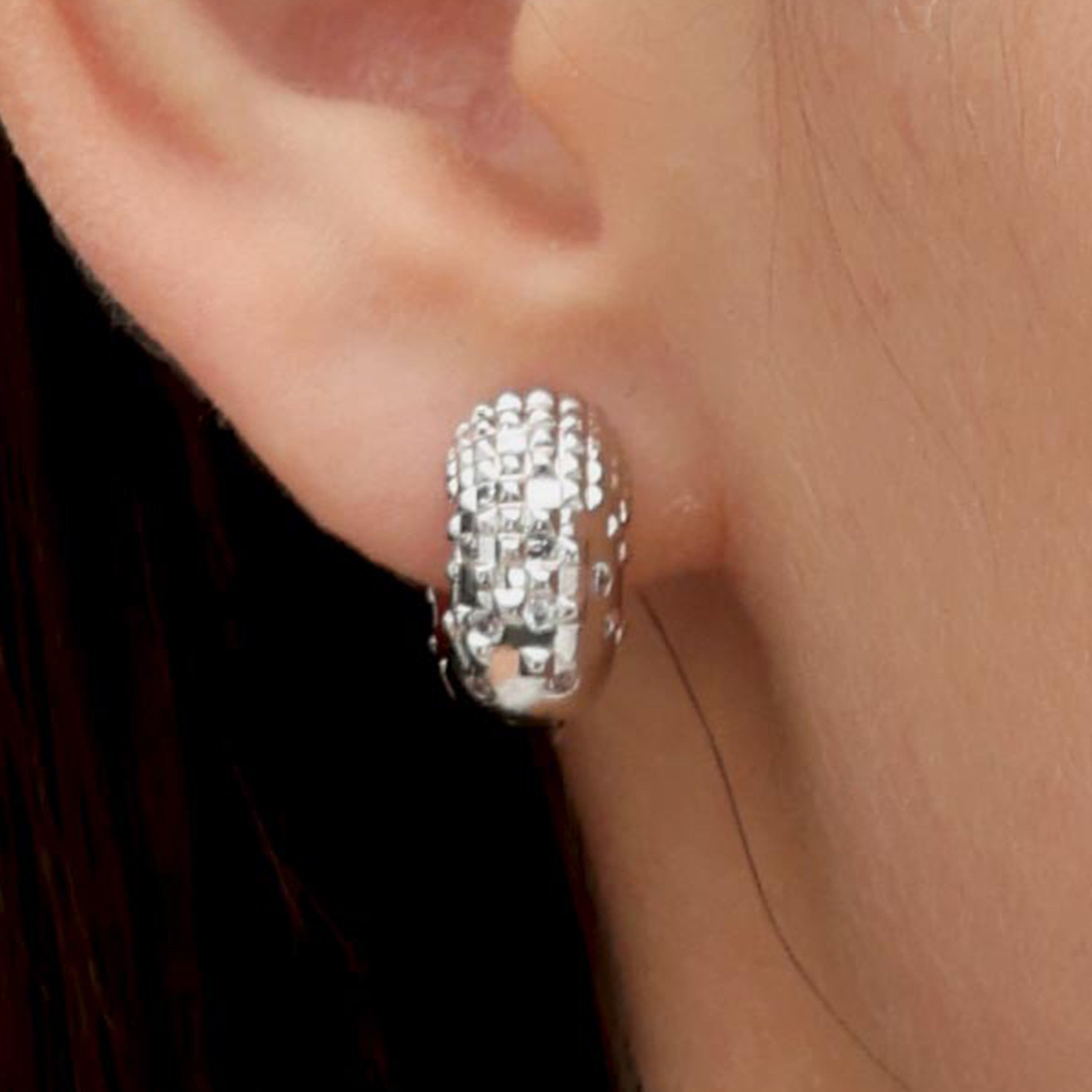 RSNY Diamond Textured Earrings - RSNY R2140A 铜镀铑/银耳针 约8*16*17mm 钻石纹设计元素/时尚感几何造型/镜面级精工抛光/纯银高品质耳针