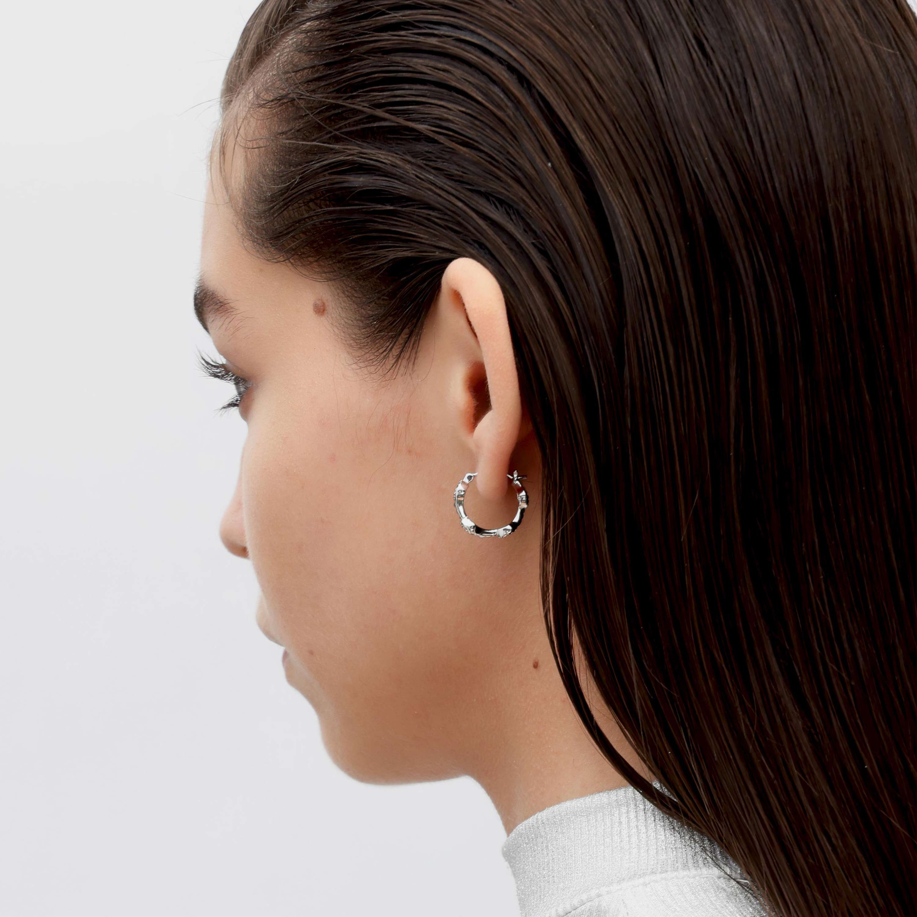 RSNY diamond pattern earrings - RSNY R2109A 铜镀铑/银耳针 约18*5*18mm 钻石纹设计元素/马蹄环几何造型/轻量化品牌工艺/精致感细节处理