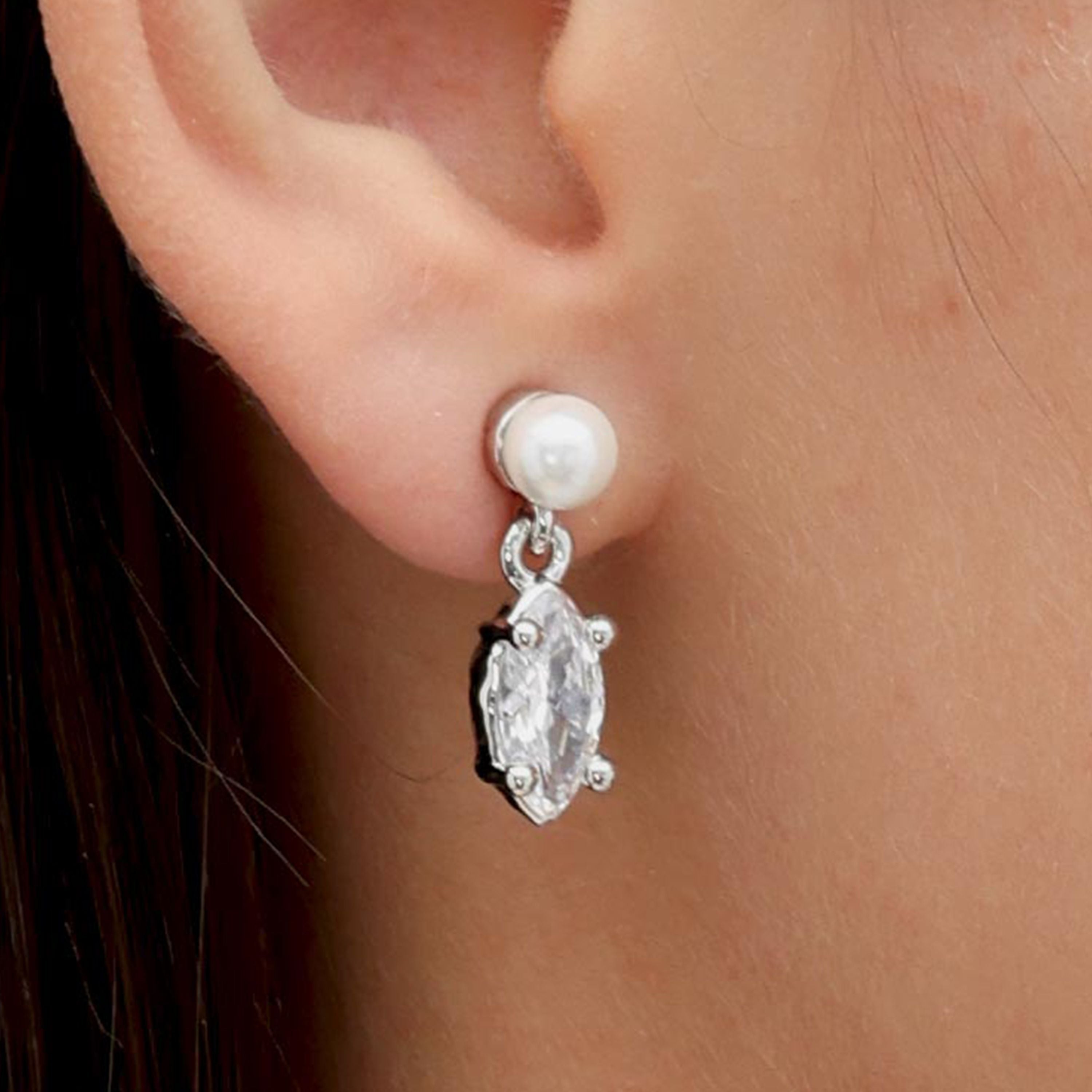 RSNY irregular pearl stud earrings - RSNY R2151A 铜镀铑/银耳针 约8*18*7mm 波纹感设计元素/时尚感几何造型/精选优质仿钻石/精致感细节处理