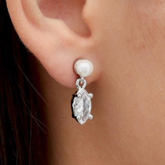 RSNY irregular pearl stud earrings - RSNY R2151A 铜镀铑/银耳针 约8*18*7mm 波纹感设计元素/时尚感几何造型/精选优质仿钻石/精致感细节处理