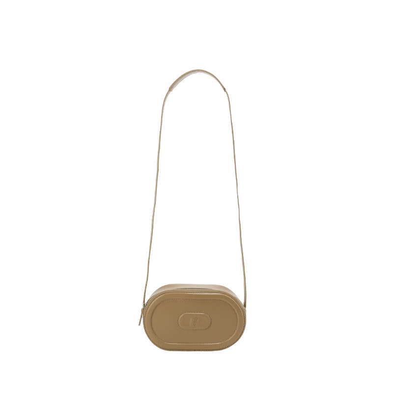 RSNY Oval Loop Pig Nose Shoulder Bag - Milk Tea Color - RSNY Length 20.5 * Width 6 * Height 12cm Shoulder strap 110cm net size Round, cow leather, quilted, front concave embossed logo, top zipper, main interlayer, shoulder.