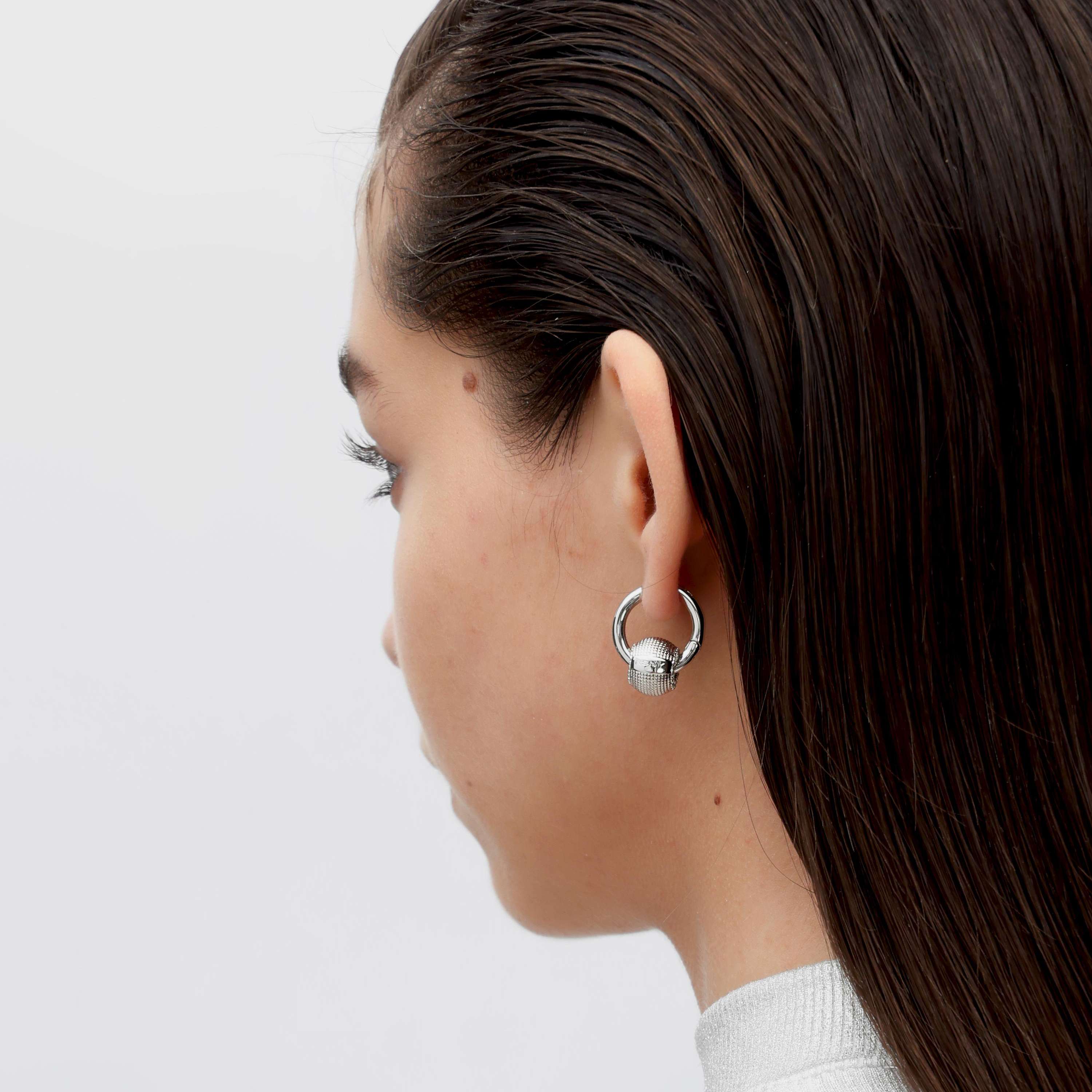 RSNY Diamond Textured Earrings - RSNY R2157A 铜镀铑/银耳针 约13*20*24mm 波点型设计元素/时尚感几何造型/纯银高品质耳针/精致感细节处理