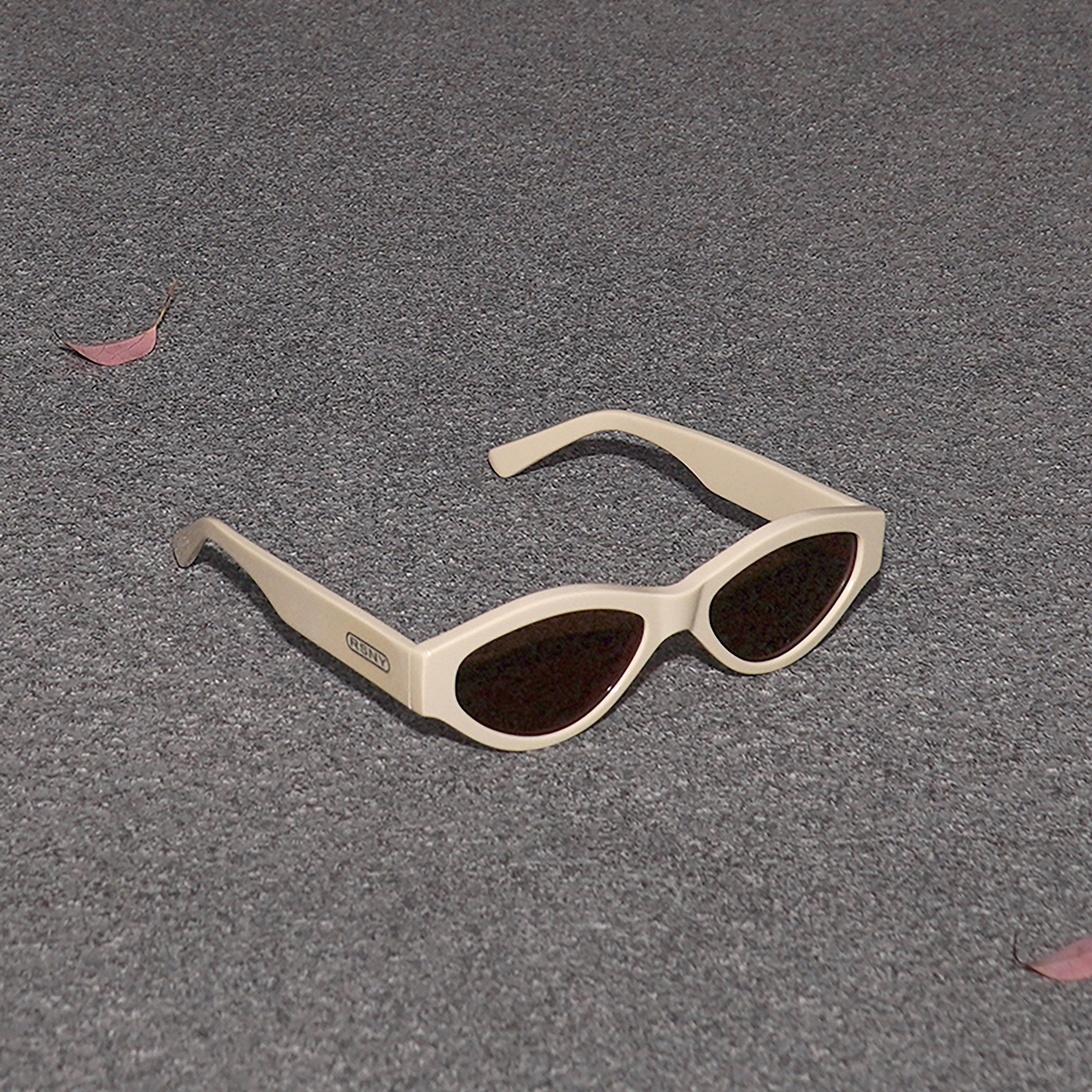 RSNY NP Cat Eye Sunglasses - RSNY ·MJ0005C · Plate/nylon lenses · Frame width 145mm/temple length 145mm · Lens width 54mm/height 33.4mm · Unisex aesthetic cat eye frame design/0 touch metal logo/widened temple on both sides/milk white color scheme highlights soft and bright