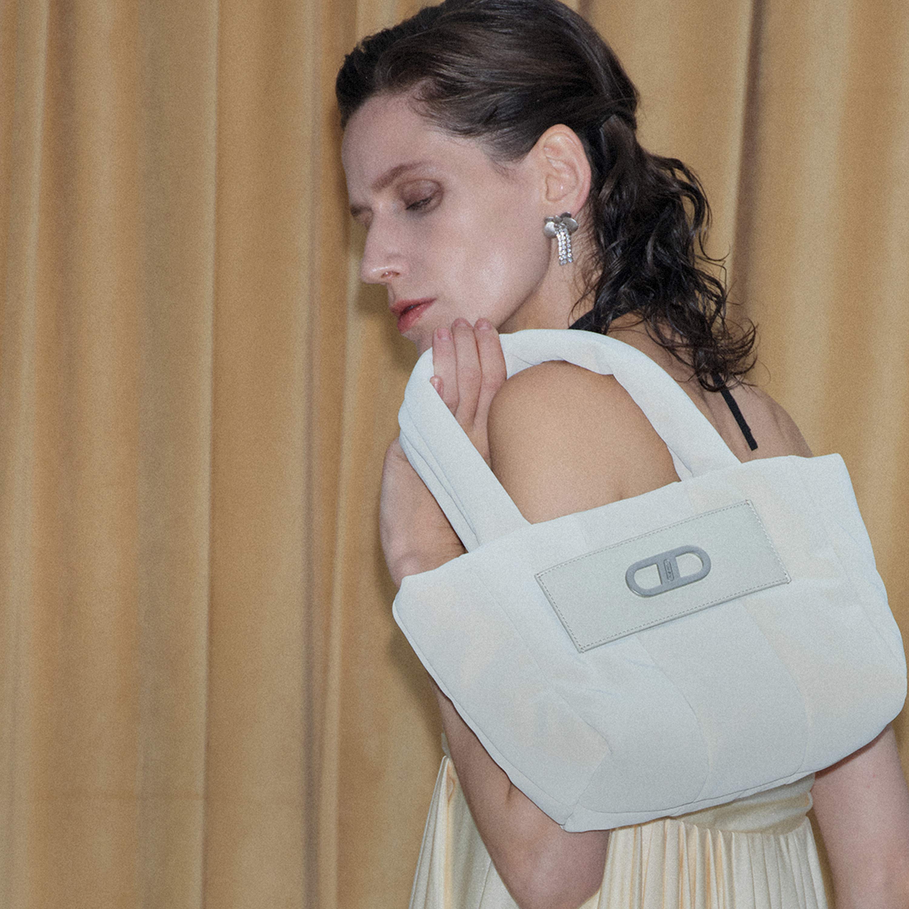 RSNY Nappy Nappy Cloud Bucket Bag - RSNY Length 22 * Width 12 * Height 19cm cow leather, super tactile leather fabric, iconic metal LOGO decoration, main mezzanine, light feel, flip design, genuine leather intervention design