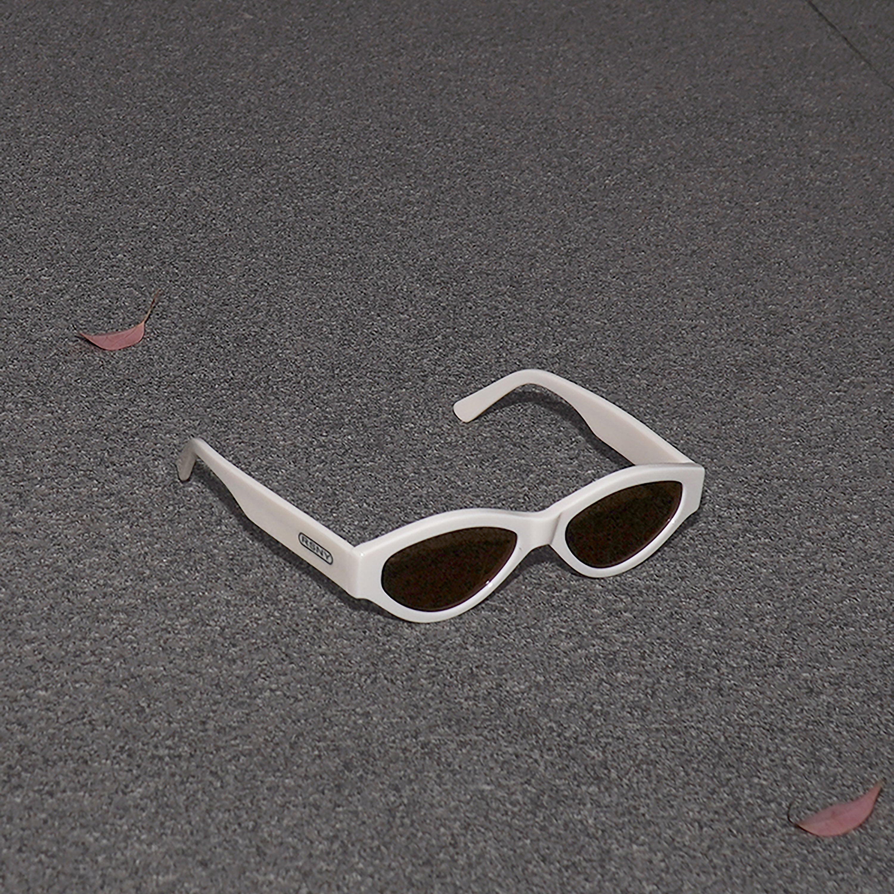 RSNY NP Cat Eye Sunglasses - RSNY ·MJ0005B · Plate/nylon lenses · Frame width 145mm/temple length 145mm · Lens width 54mm/height 33.4mm · Unisex aesthetic cat eye frame design/0 touch metal logo/widened temple on both sides/milk white color scheme highlights soft and bright