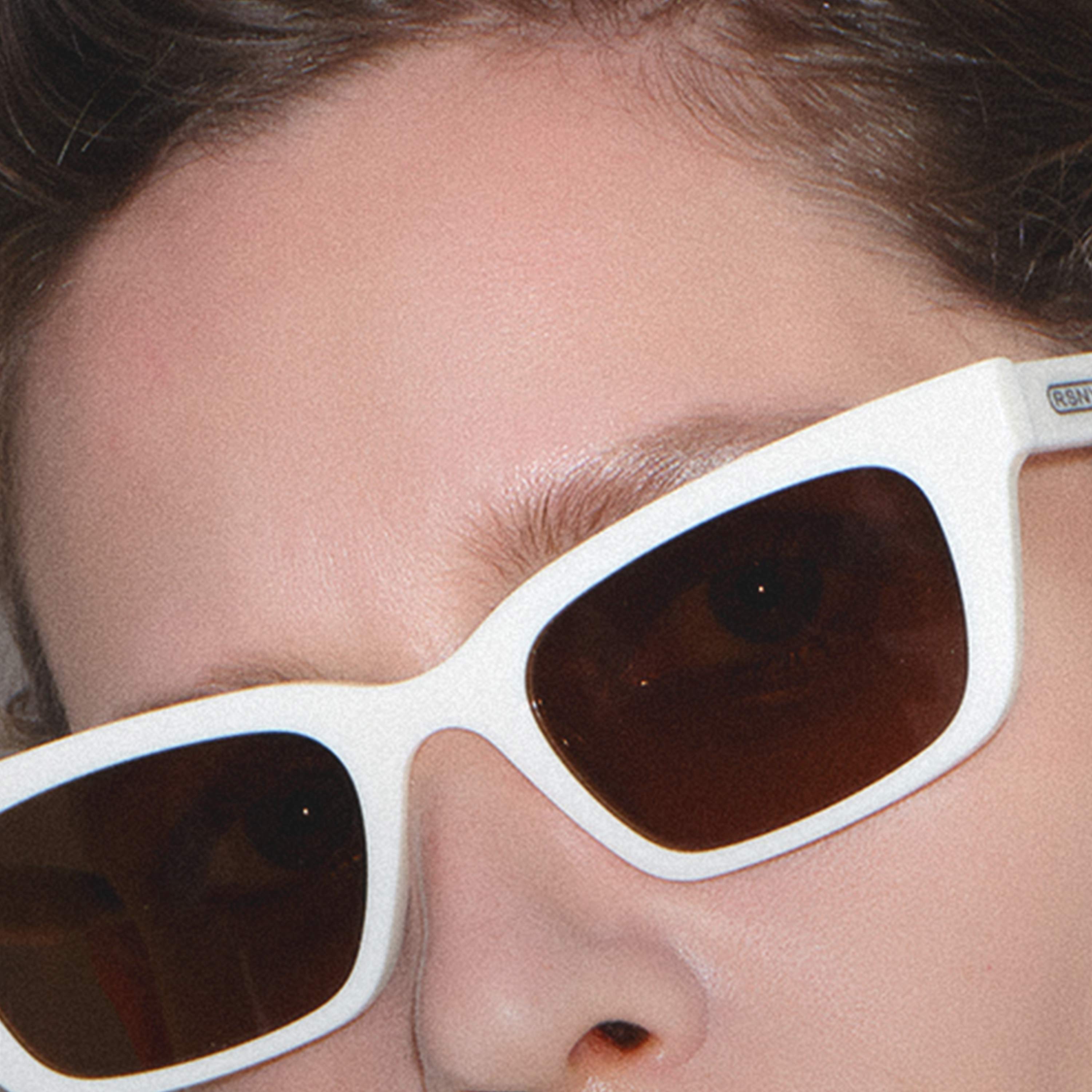 RSNY UN Cut Sunglasses - RSNY ·MJ0003C · Plate/nylon lenses · Frame width 148mm/temple length 150mm Lens width 51mm/height 34.4mm Unisex 15% up frame to enhance fashion/0 touch metal logo/milk white color scheme highlights soft and bright
