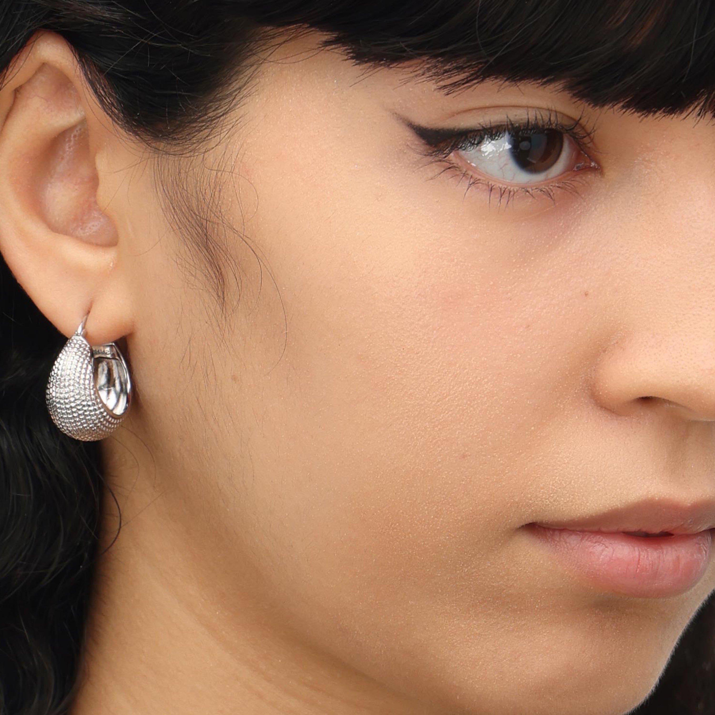 RSNY Diamond Geometric Earrings - RSNY R2080A copper rhodium plating Weight: 11g Size: 23 * 14 * 24mm Diamond pattern design elements/exquisite detail processing/fashionable geometric modeling/mirror-level precision polishing/lightweight brand craftsmanship