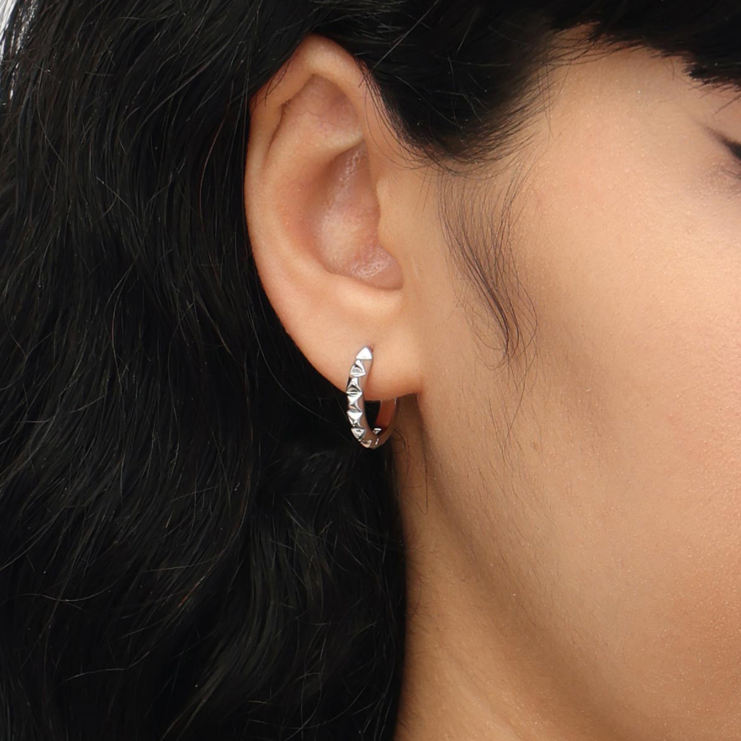 RSNY diamond pattern earrings - RSNY R2024A copper rhodium plating Weight: 3.3g Size: 16 * 3 * 16mm Diamond pattern design elements/horseshoe ring geometric shape/sterling silver high-quality ear needles/mirror-grade precision polishing/lightweight brand craftsmanship