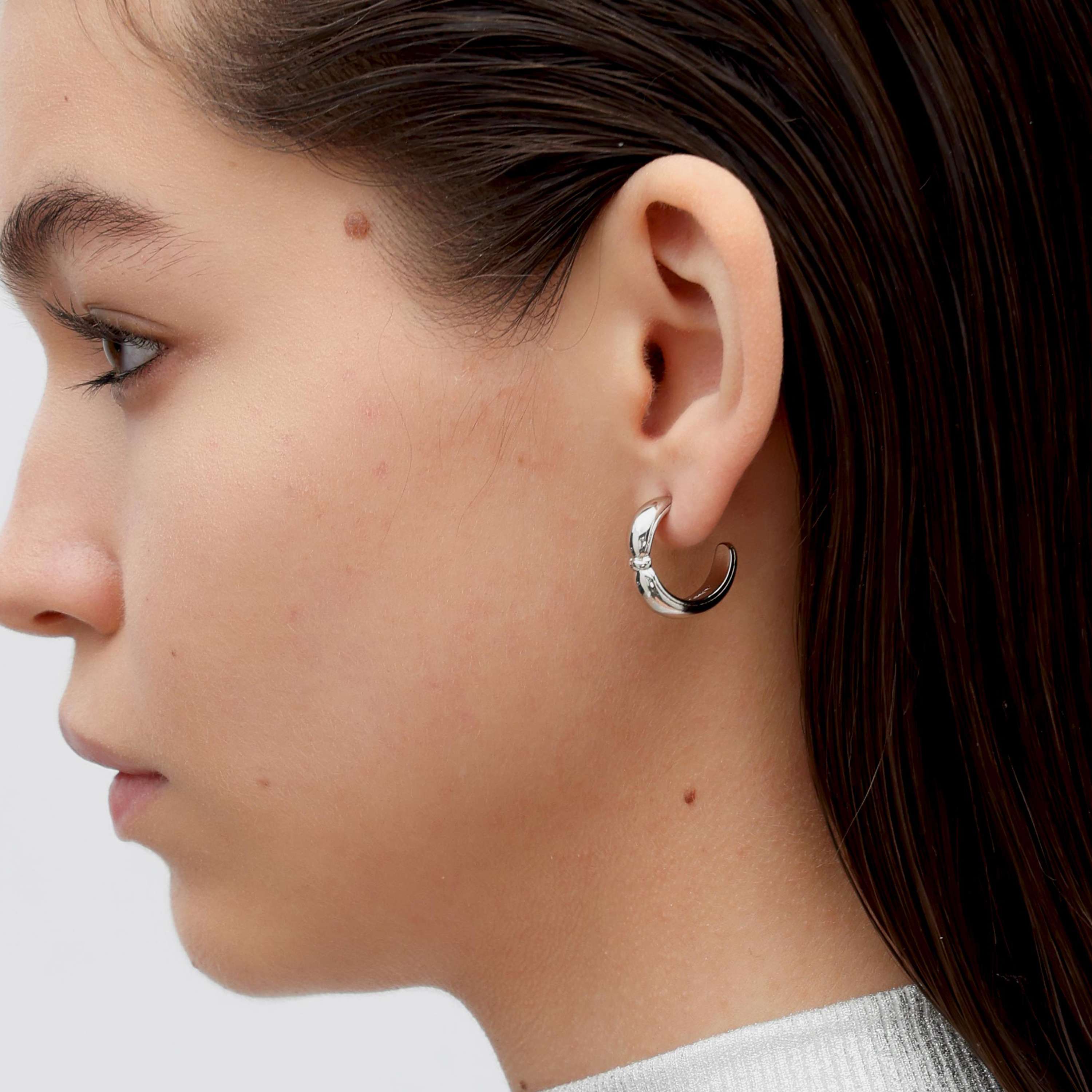 RSNY geometric earrings - RSNY R2091A 铜镀铑/S925银耳针/品牌耳堵 重量:8.4g 尺寸:20*6*20mm 几何缠绕感元素/通勤款简尺寸:造型/纯银高品质耳针/镜面级精工抛光/轻量化品牌工艺