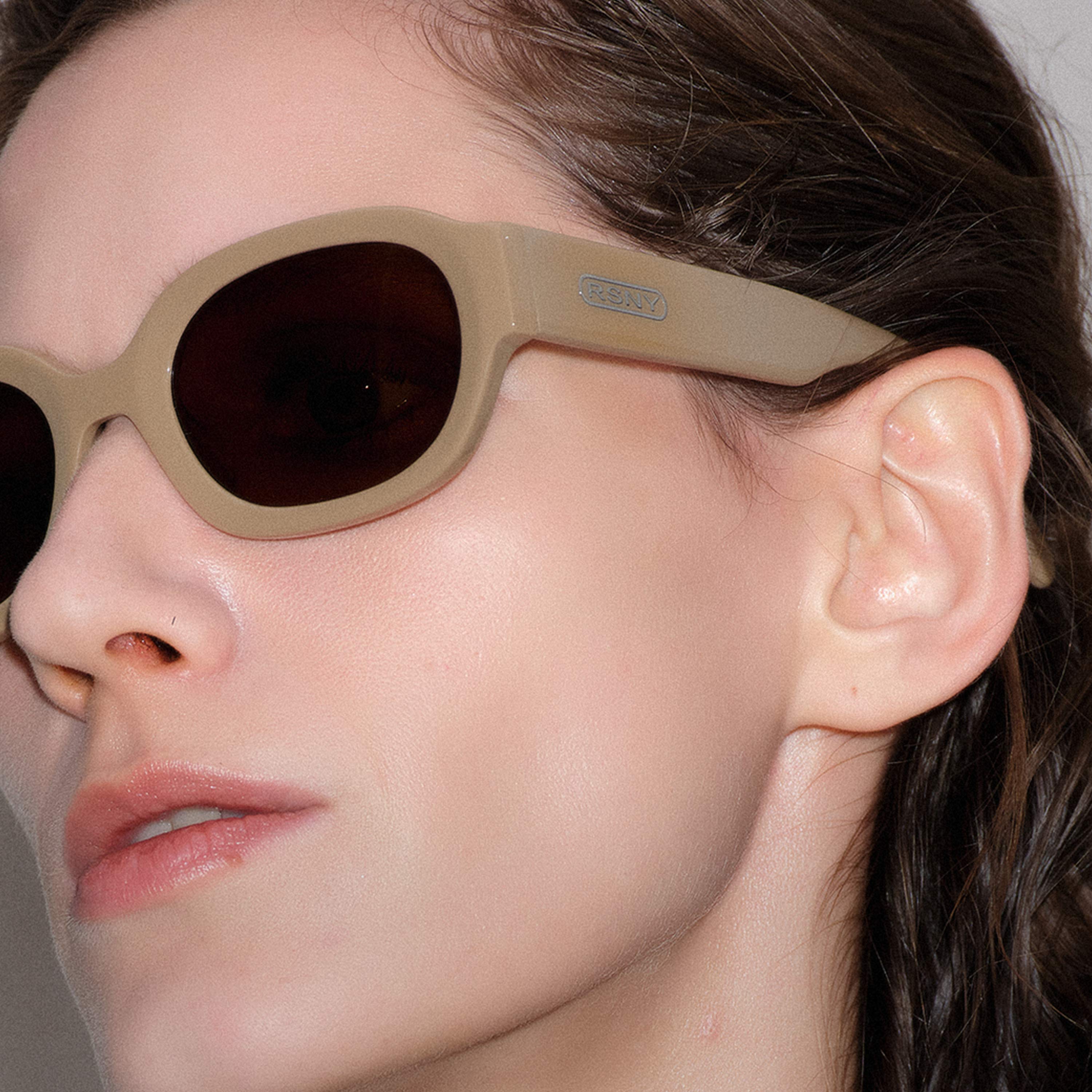 RSNY UN Retro Oval Sunglasses - RSNY ·MJ0007E · Plate/nylon lenses · Frame width 148.5mm/temple length 147mm · Lens width 53mm/height 38.2mm · Unisex retro oval shape design/0 touch metal logo/widened temple wear more comfortable/elegant milk tea color scheme