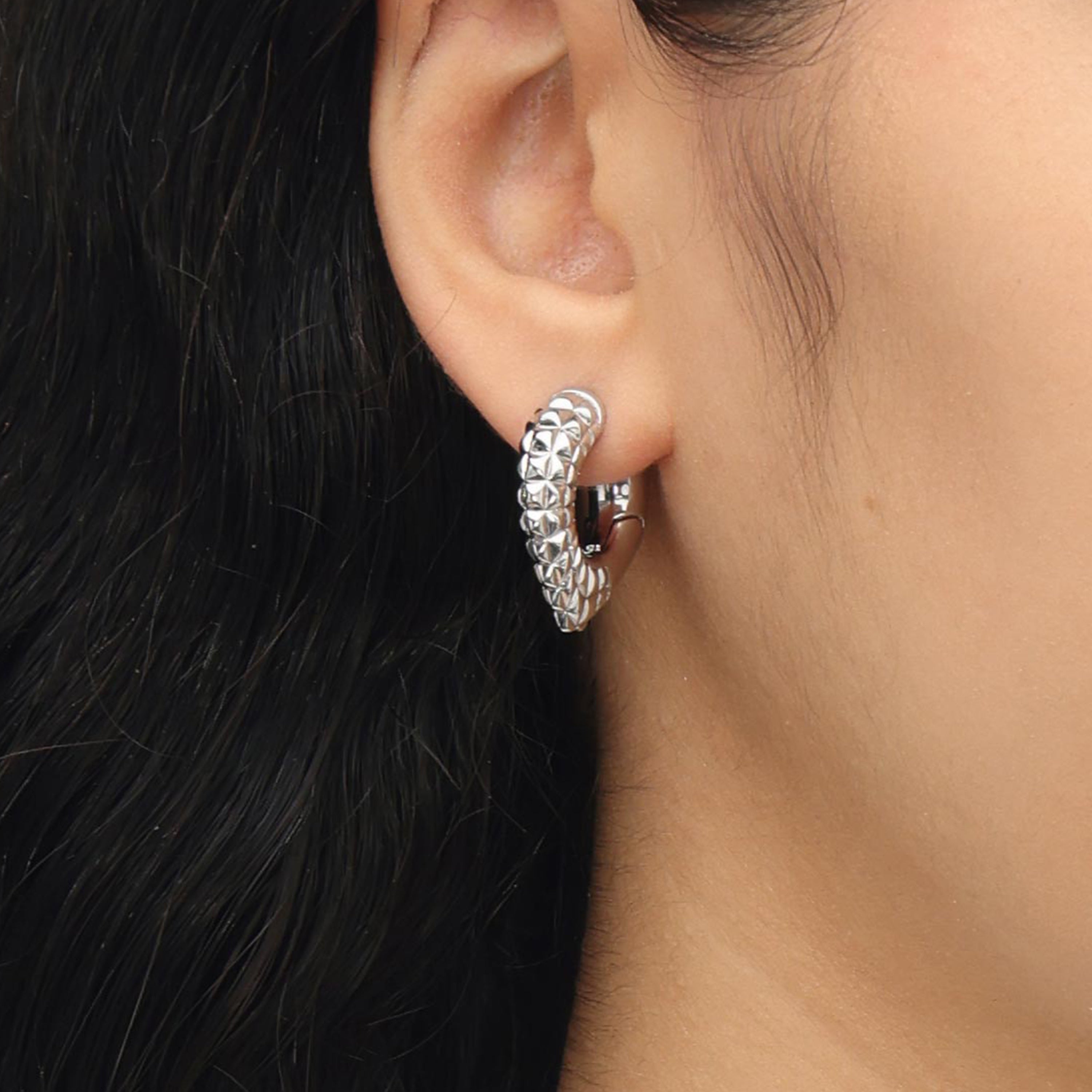 RSNY geometric shaped earrings - RSNY R2051A copper rhodium plating Weight: 13.6g Size: 22 * 7 * 24mm Diamond pattern design elements/exquisite detail processing/mirror-grade Seiko polishing/fashionable geometric modeling/lightweight brand craftsmanship