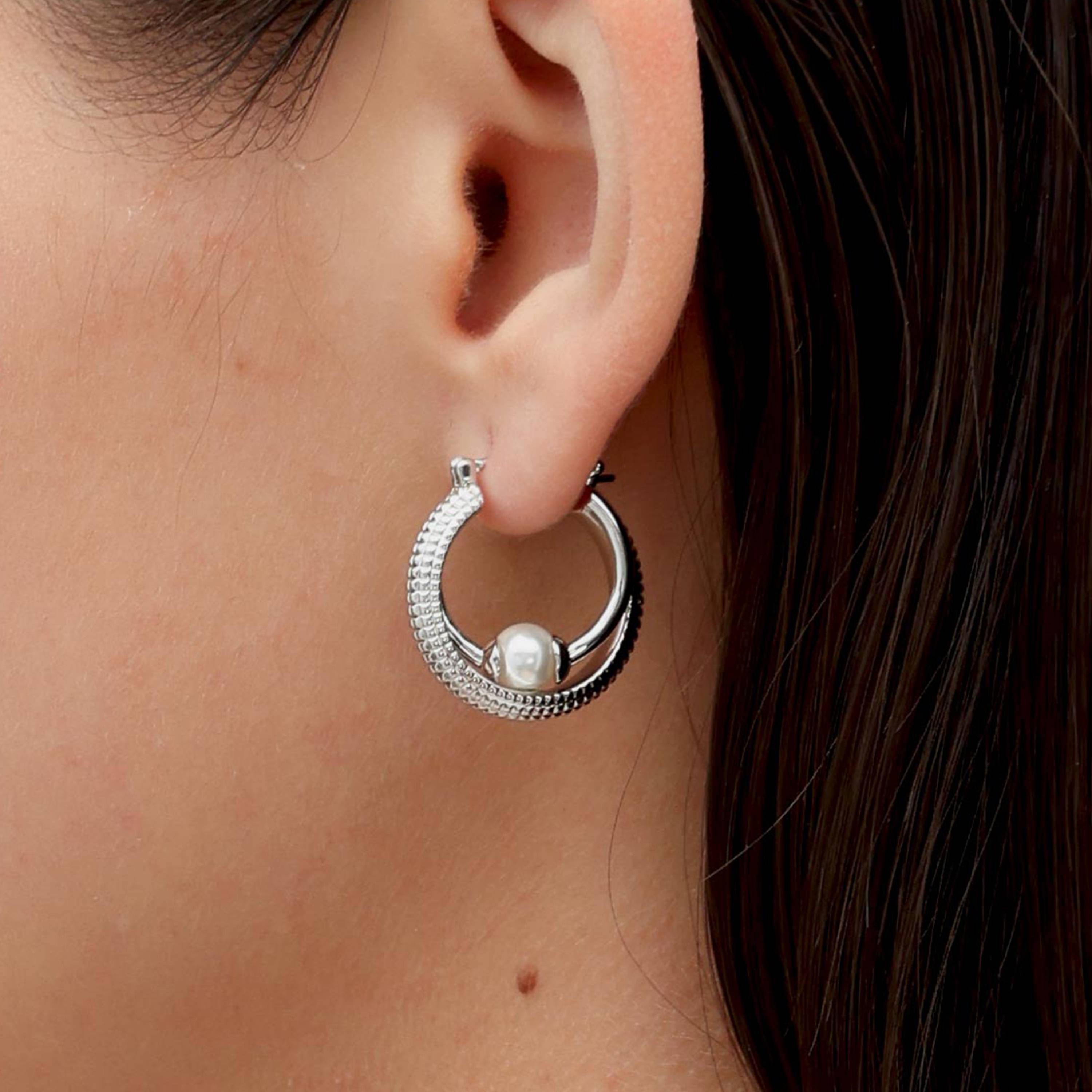 RSNY double pearl earrings - RSNY R2139A 铜镀铑/银耳针 约6*22*23mm 钻石纹设计元素/时尚感几何造型/优选精品级贝珠/精致感细节处理