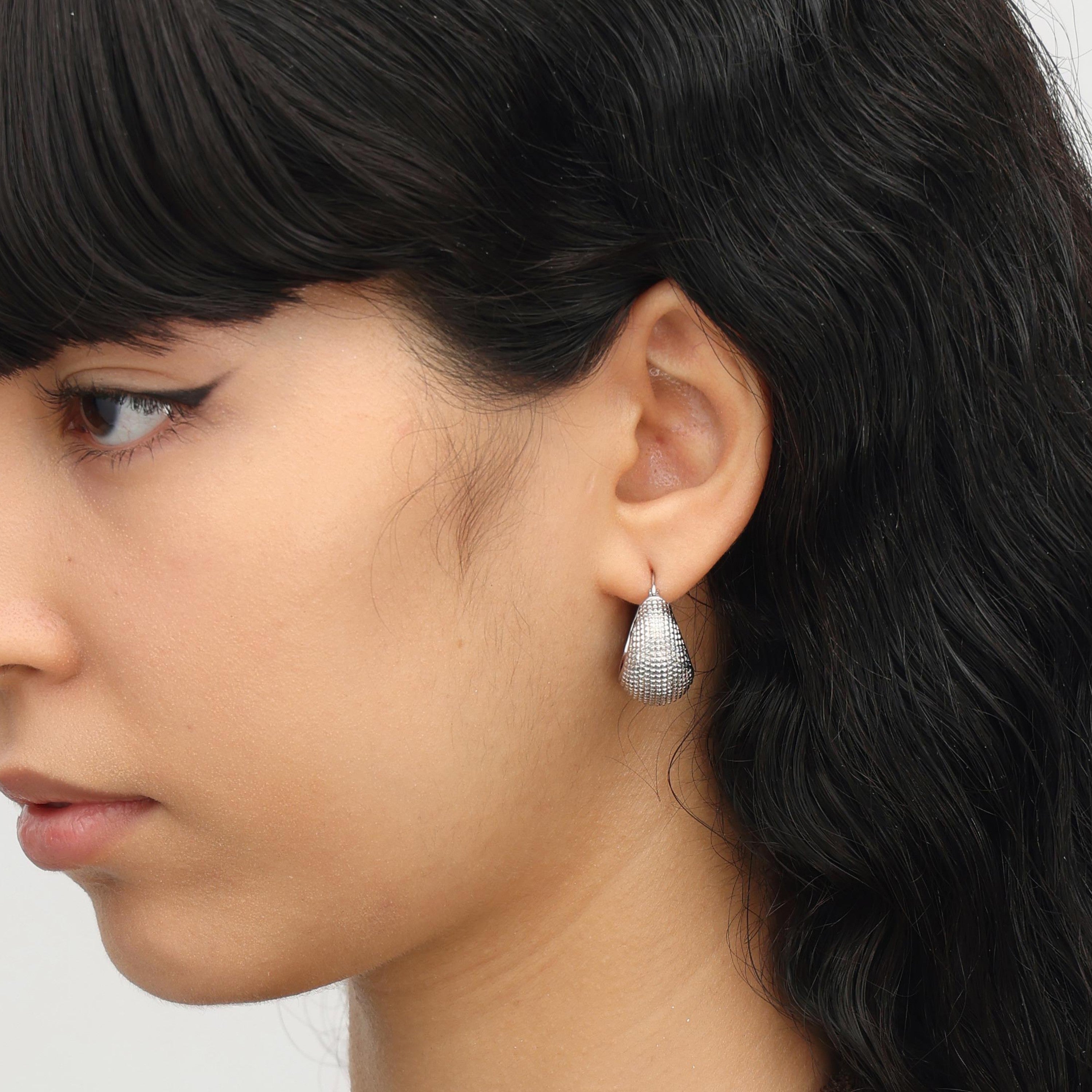 RSNY Diamond Geometric Earrings - RSNY R2080A copper rhodium plating Weight: 11g Size: 23 * 14 * 24mm Diamond pattern design elements/exquisite detail processing/fashionable geometric modeling/mirror-level precision polishing/lightweight brand craftsmanship