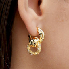 RSNY geometric abstract winding stud earrings - RSNY R2186B 铜镀金/银耳针 约24*16*9mm 钻石纹链条元素/交错环几何造型/轻量化品牌工艺/微厚重精巧质感