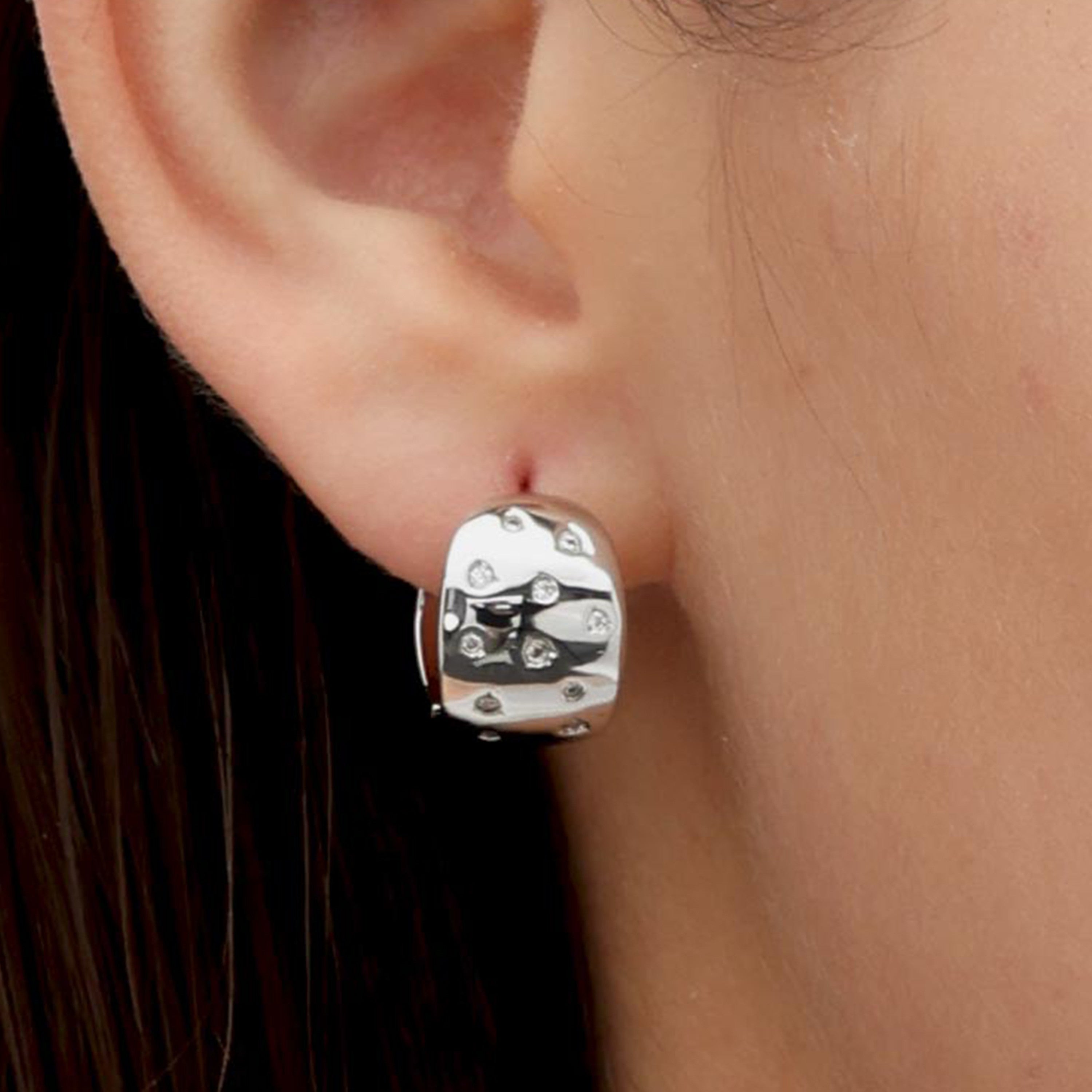 RSNY Geometric Earrings - RSNY R2130A 铜镀铑/银耳针 约11*13*15mm 钻石型设计元素/通勤款几何造型/精致感细节处理/纯手工镶嵌技艺