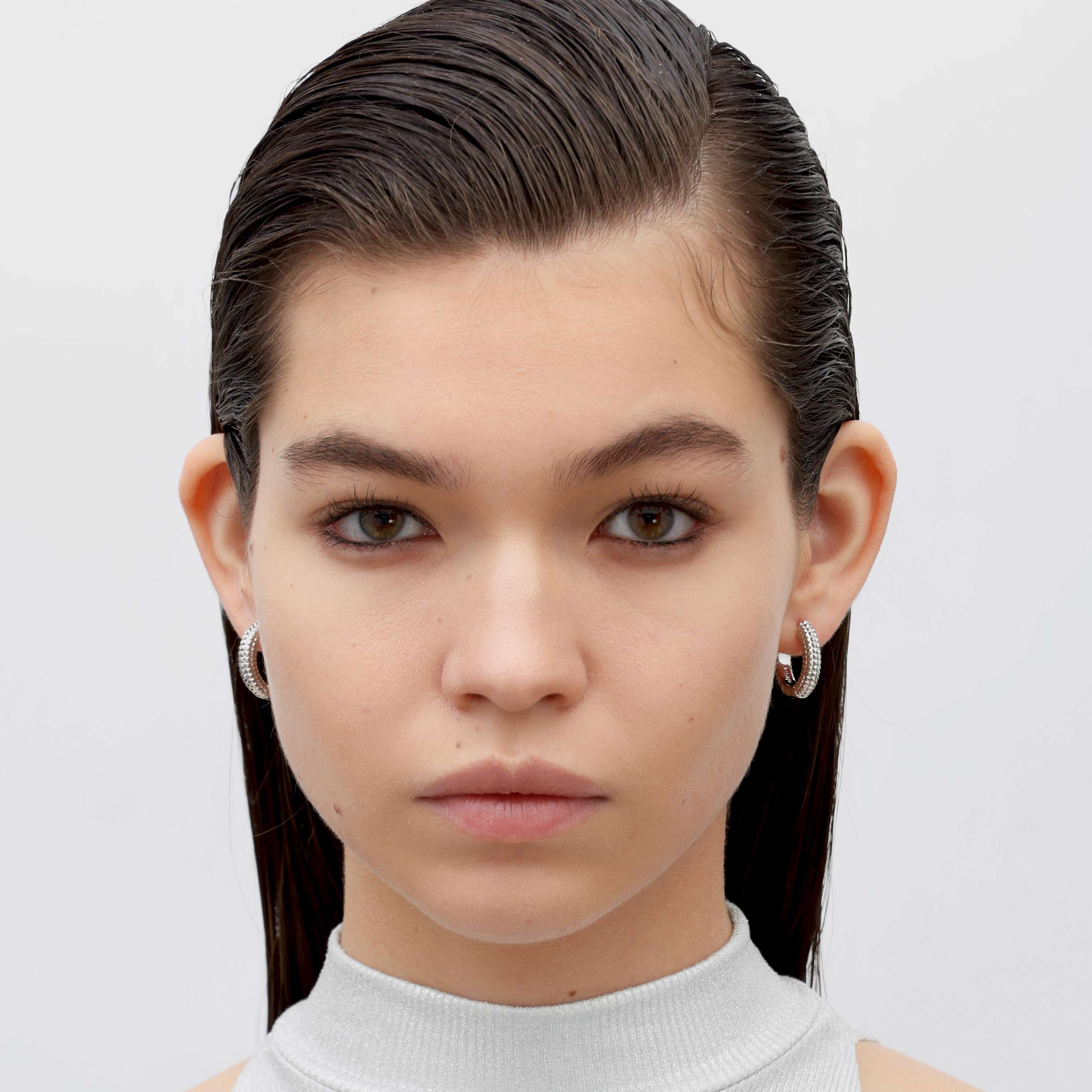 RSNY Diamond Textured Earrings - RSNY R2020A 铜镀铑/S925银耳针(限纯银款） 重量:11.8g 约21*5*23mm 钻石纹设计元素/精致感细节处理/镜面级精工抛光/纯银高品质耳针/轻量化品牌工艺